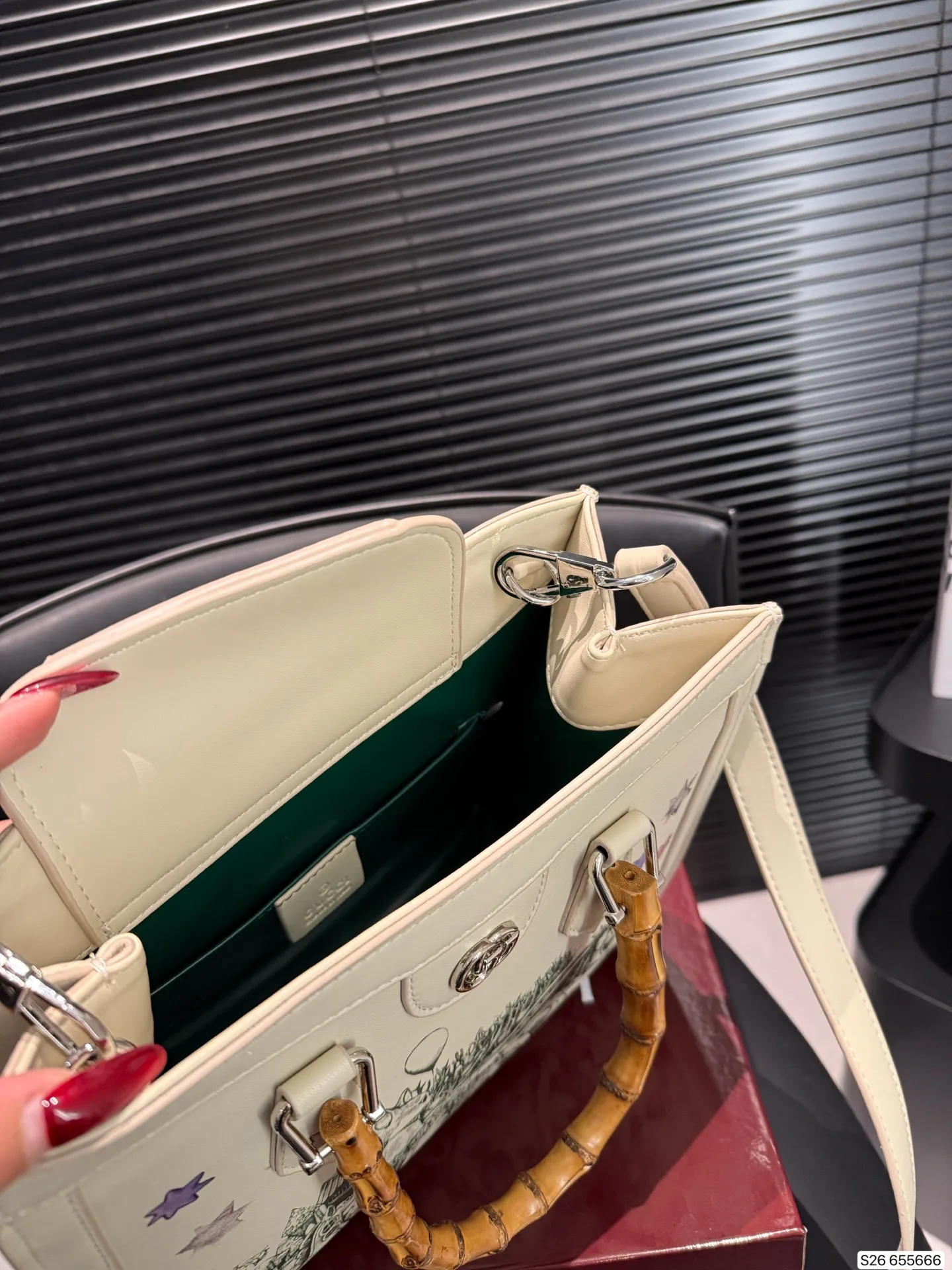 P180 配折叠盒子 酷奇 竹节手提Gucci Diana购物袋 最新系列,这个款复古韵味特别浓,对版五金 原版内里!上身效果也超赞,主要以精致特别的五金来提升整体质感。尺寸:27 24 货号655666