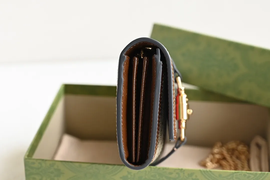 💰328包邮‼️ 😊 GG Jackie1961系列链条包 喜欢小链条包首选是 它可以当钱包，也可以当包包 能放12张卡➕完整的大钞，还可以放手机 钱包款加上链条，一个包钱得两个，划算！ 五金扣和链条，包括它的拉链头和D字扣 全部都是用全钢五金⚠️ 原厂皮➕原厂对色牛仔料 别看它小小一个，伺候着它的都是高级货❗️ Size：19&times;10&times;3.5cm #652681m