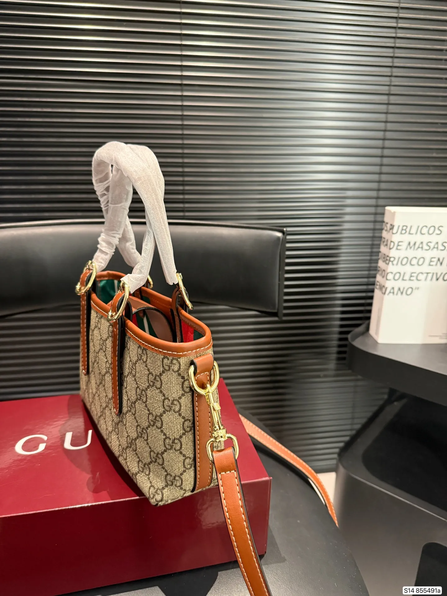 P120 配盒子酷奇 Gucci新出的小可爱! gucci mini Emblem 自带一个长肩带还可以斜挎手拎起来也好可爱! 尺寸20 14 货号855491