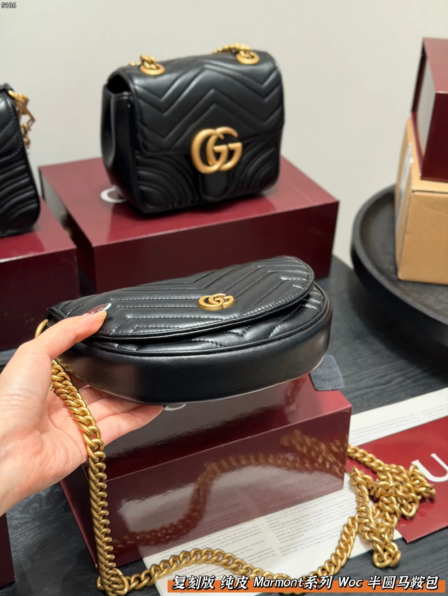 P145 全套礼盒包装🎁 复刻版 牛皮! 解锁隐藏款✅Gucci马蒙Marmont半圆马鞍包链条包 但他可以称得上平替马蒙22的一款 半圆马鞍包🐴造型在原有的四四方方的马蒙基础上进行了改变 上身后更可爱更精致了 并且容纳空间也非常完美 尺寸 20cm