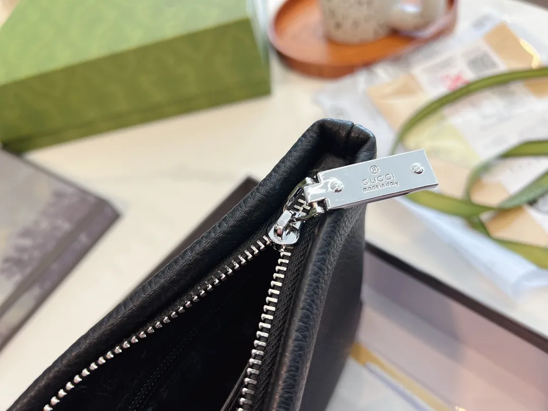 ❤️p115（礼盒包装）❤️牛皮 gucci 男士经典手包 细节实拍这个应该是古驰男士手拿包里面卖的最好的产品之一了第一是因为外表颜值~整体经典第二是因为大小宽度，非常能装东西 车钥匙、家里钥匙，大串大串地都没问题~日常办公材料啊甚至鼠标也是可以的! 性价比特别高~非常推荐!尺寸28.18