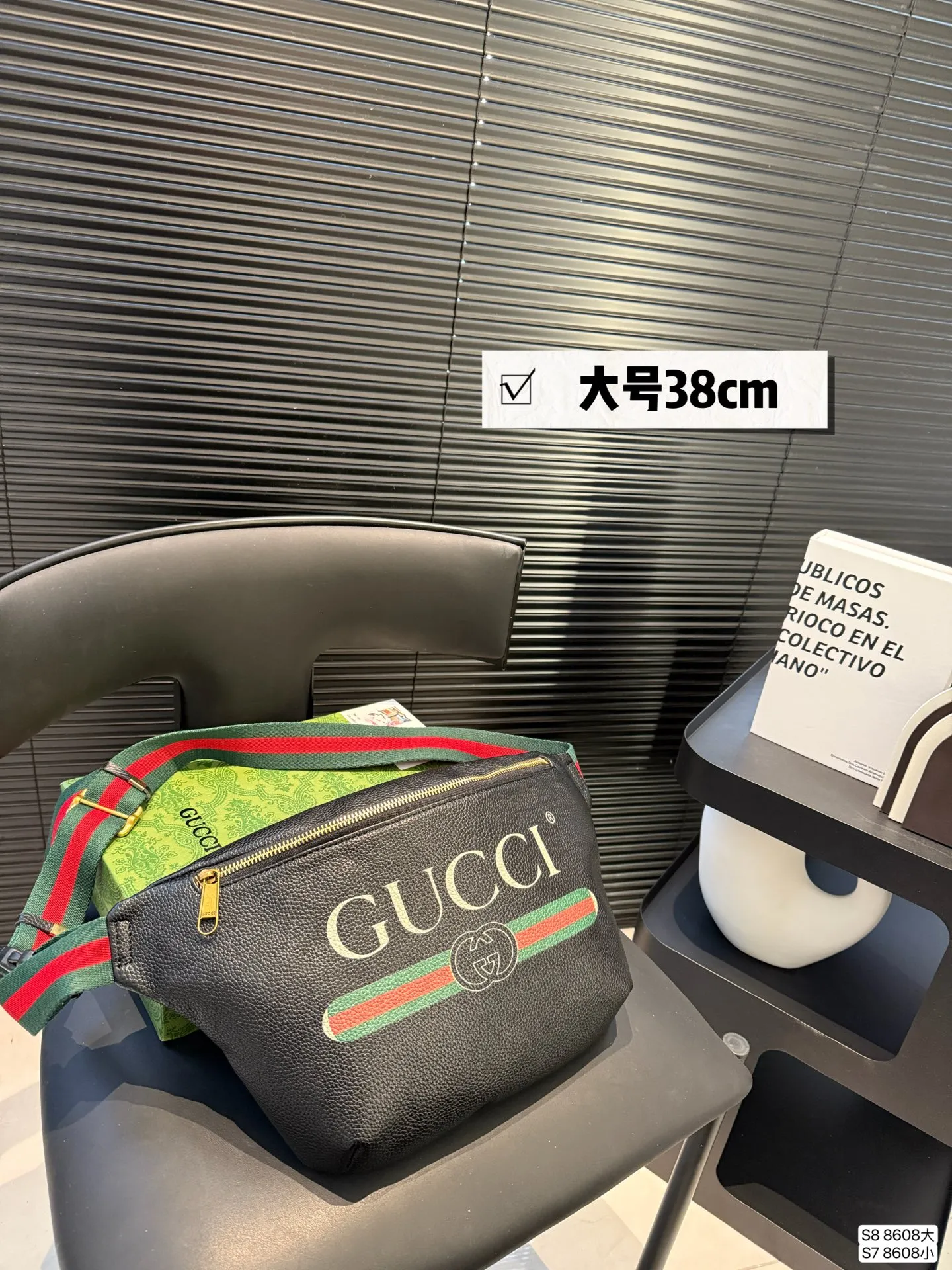 大号P90 小号P85 酷奇胸包 今年腰包胸包真的超级火 hot到不行的腰包|经典大牌明星同款 胸包重回时尚圈也不是一天两天的事情了,但没想到的是竟然越来越火 胸包不仅仅只是满足功能性的需求 更是为你的时髦度添砖加瓦 要说胸包最大的优点就是解放双手 把它挂在胸前百搭无压力 超多时髦的人都用它来凹造型了尺寸:大号38 23 小号31 17 货号8608