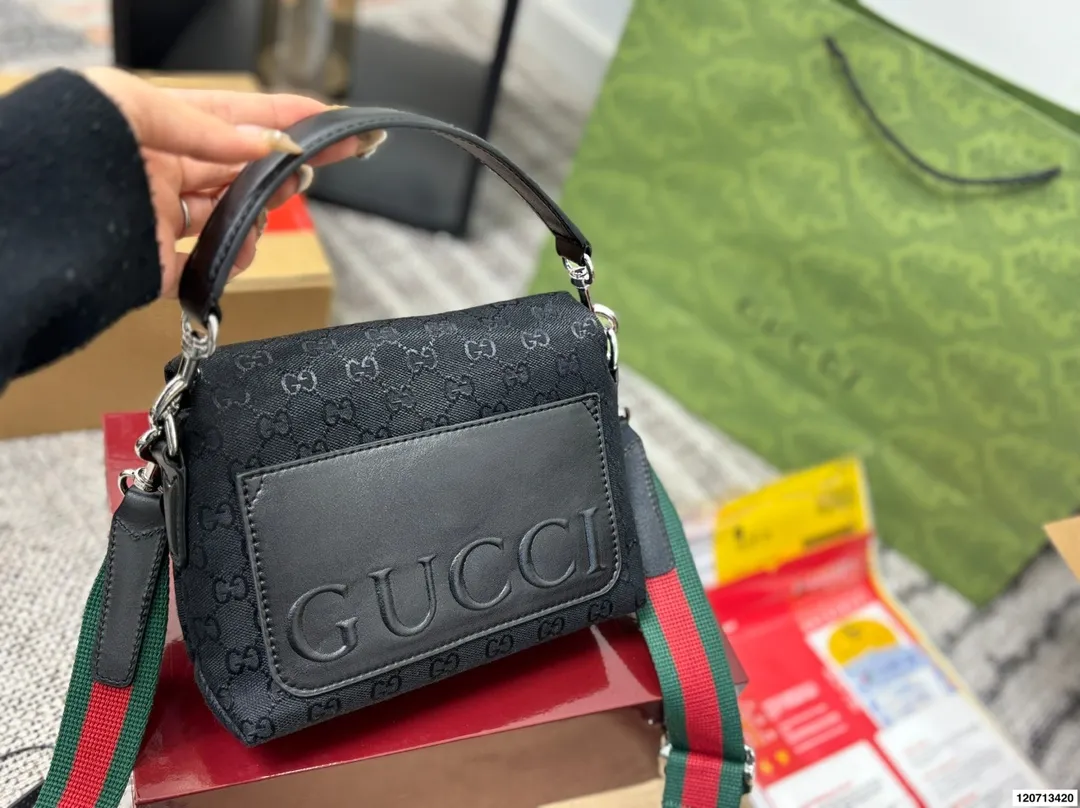 P160 配礼盒 size：20&times;15 Gucci 古驰新品帆布手提邮差包💕 简洁的包型，实物超美✨ 翻盖磁扣设计，男女同款～ 多种背法，宽肩带更舒适！ 时髦又实用，值得入手✅