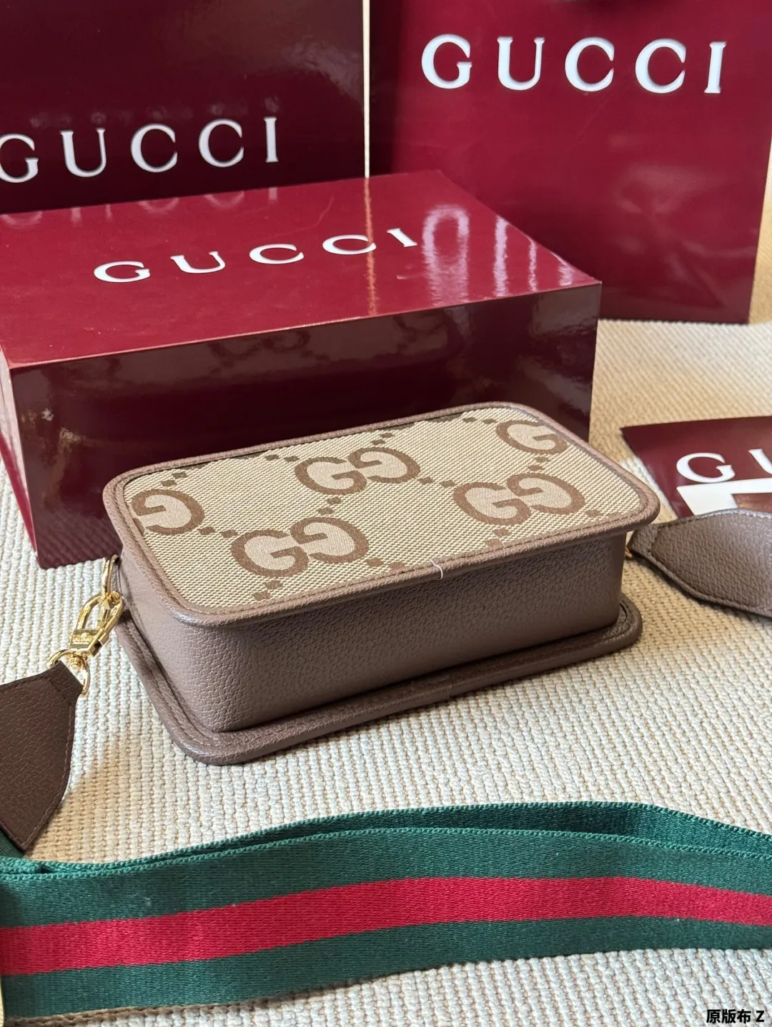 复刻版 原版布 p170 Gucci Ophidia 相机包 配原版乌木色二层牛皮～这个款复古韵味特别浓，对版五金 原版内里！上身效果也超赞，主要以精致特别的五金来提升整体质感。size 22 15 配飞机盒全套包装