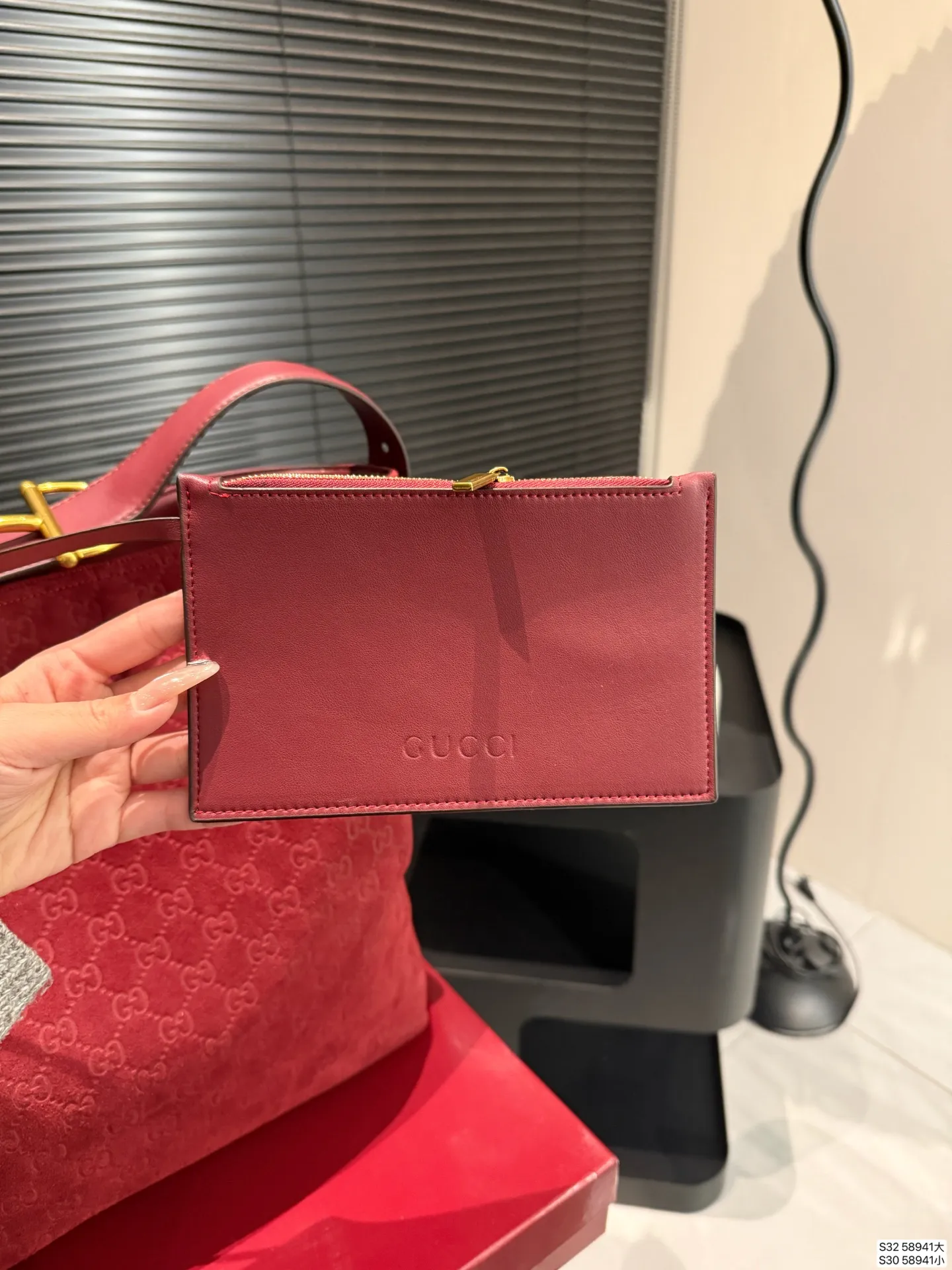 大号P210 小号P200 配盒子 纯皮酷奇Gucci Beatrix 【Gucci bestrix咖啡棕 轻享随行】✨ ▪️ 一抹浓郁咖啡色 沉淀时光的温柔 搭配秋冬焦糖系穿搭 自带高级滤镜 举手投足皆是质感 ▪️ 超轻量设计 重量仅如一部手机 肩颈自在无负担 通勤赶车步履生风 逛街出游轻如 尺寸大40 35 小34 27 货号58941