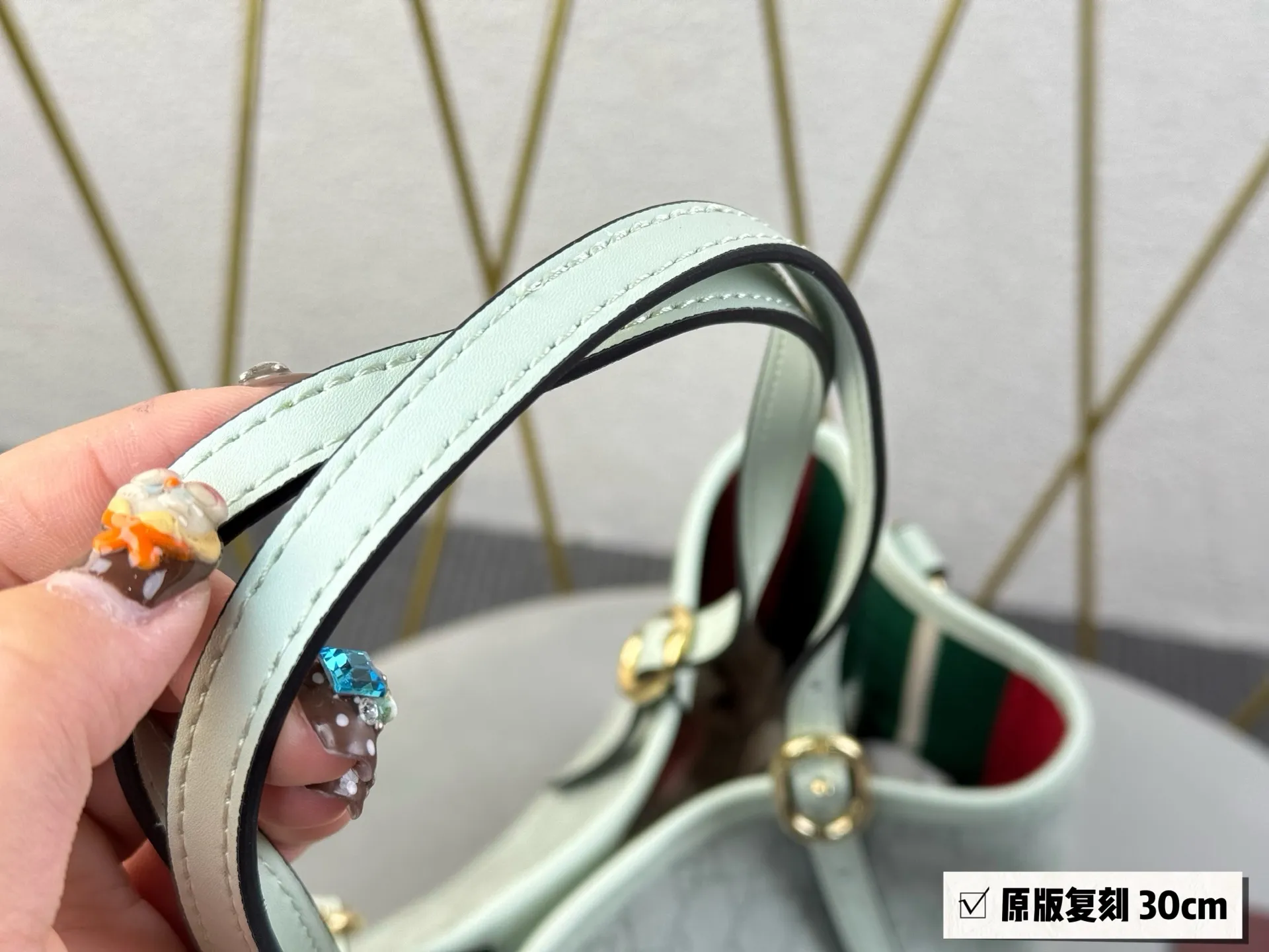 💰185无盒 挂件➕40 size：30*18cm GG新款 Emblem水桶包 我愿称之为年度包王 轻便能装好看又好搭！ 谁能不爱这个Emblem小水桶 ！