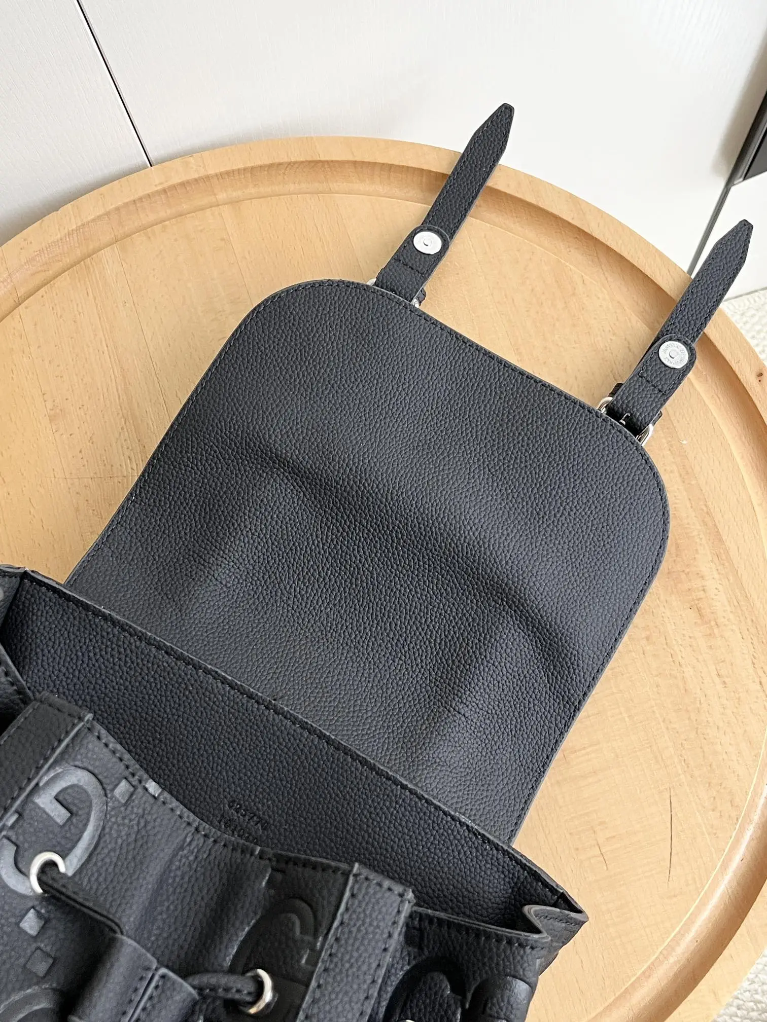 实拍#💰280 款号:625770 34x41x12cm:34x41x12cm 以其柔软和稍微有光泽的完成而闻名,gg 皮革在今年秋季前的系列中运用了纹理,在黑色穿孔皮革基座上压花了房子的徽章。 这款背包有多个外部和内部口袋,包括一个带衬垫的笔记本电脑包和智能手机套。 功能性的带扣关闭器有额外的磁扣,可以方便地打开。