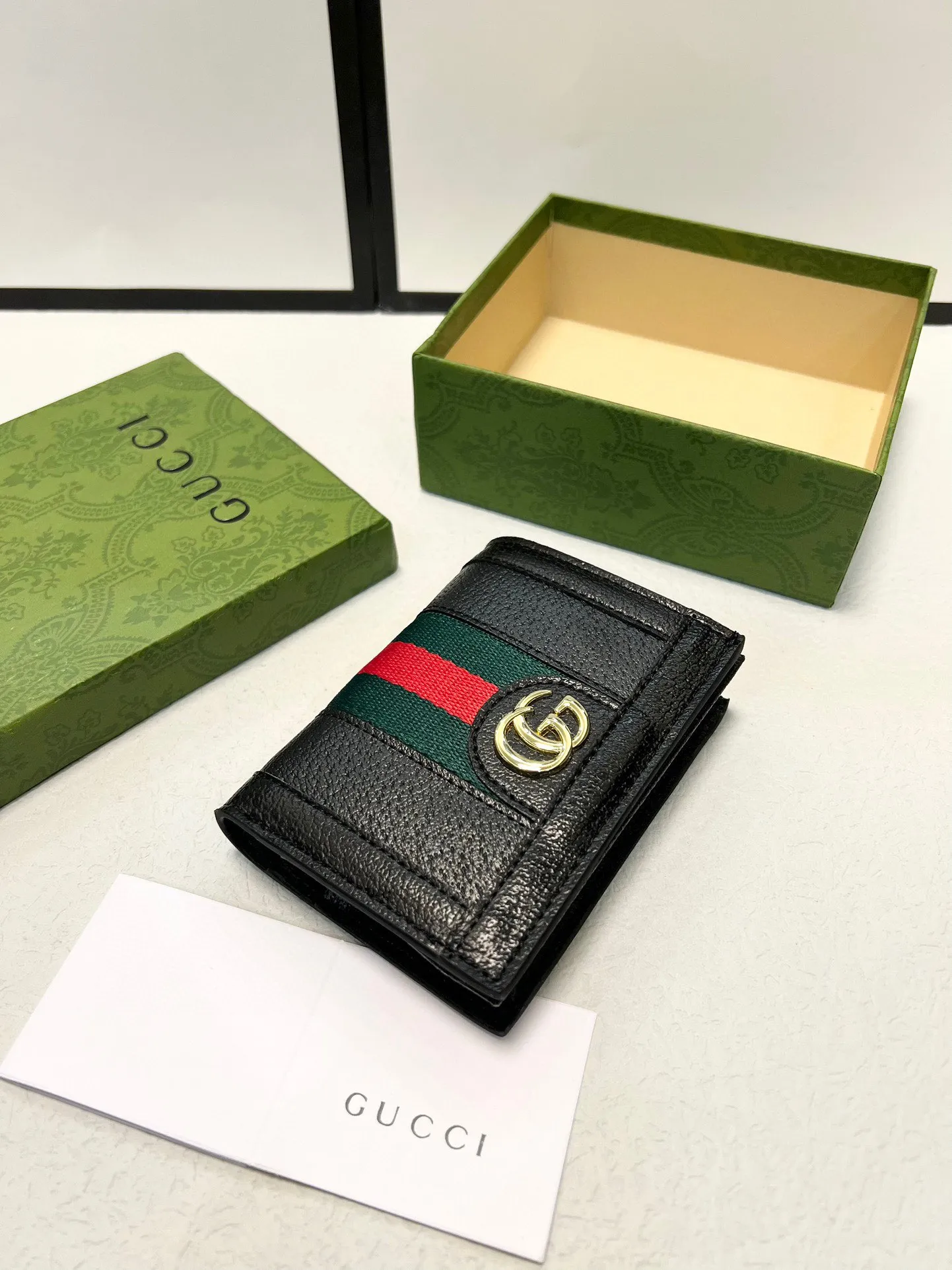 P95🎀🎀颜色 黑🎀尺寸 11x8.5🎀 【# gucci #】原单品质🇮🇹，品牌的标志性织带提升了整体的设计感。Ophidia 系列是GUCCI标志性与复古造型巧妙融合的典范之作，高贵小巧双G图案令卡包呈现不凡魅力