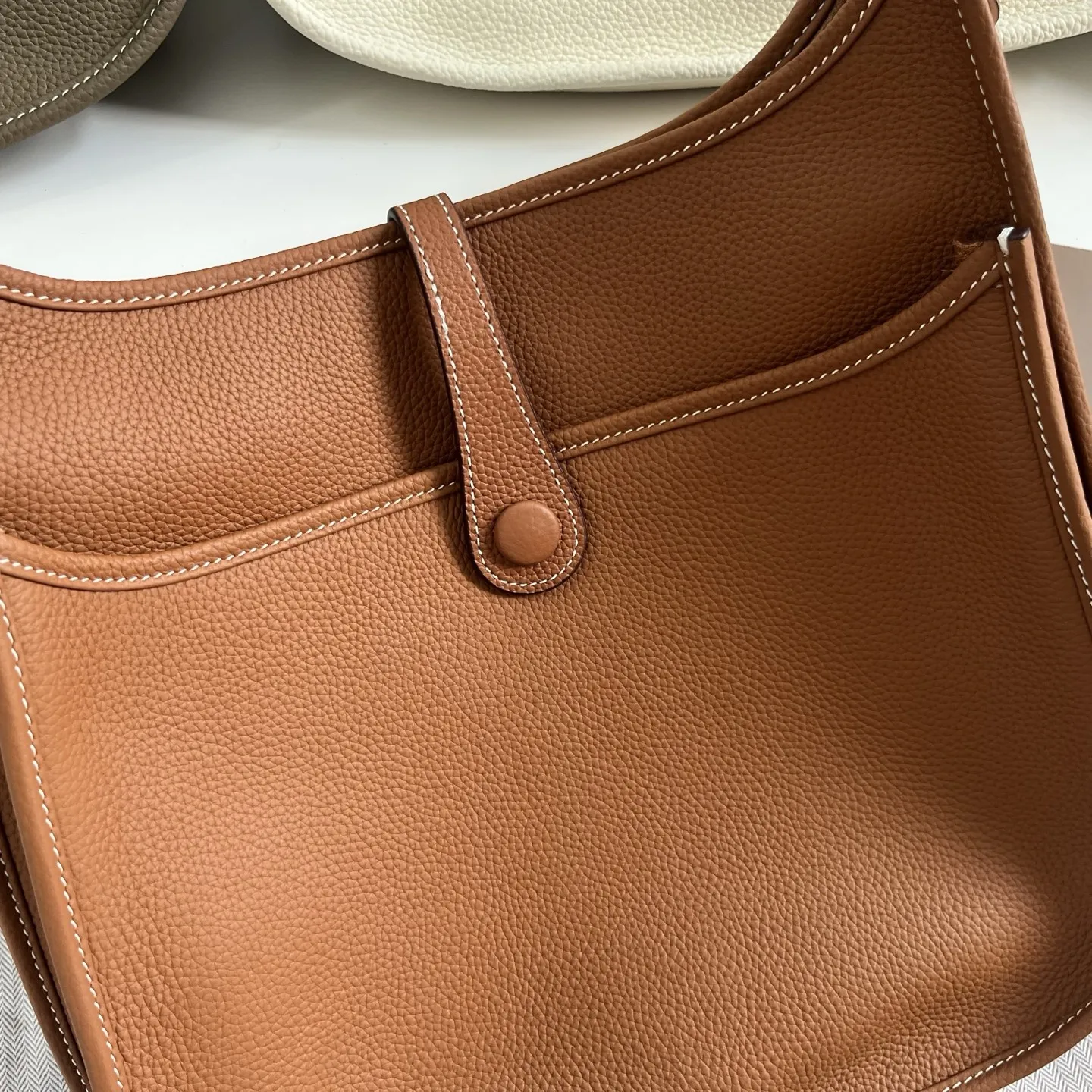 定制版29厘米💰258包邮‼️礼盒➕20 伊芙琳29cm慵懒的刚刚好！ 都说这个包冷门，但实物真的越耐看 ，这款更休闲更飒，百搭随性，简约大气的慵懒感一下子拿捏住了！实用主义者必备大包！容量太nice啦👍 贴心的宽肩带可以减轻重量，放松肩膀～ 多种背法，男女都可驾驭！ 更加适合高个子宝宝哦～随意一挎就能出门 尺寸：29&times;30&times;8cm