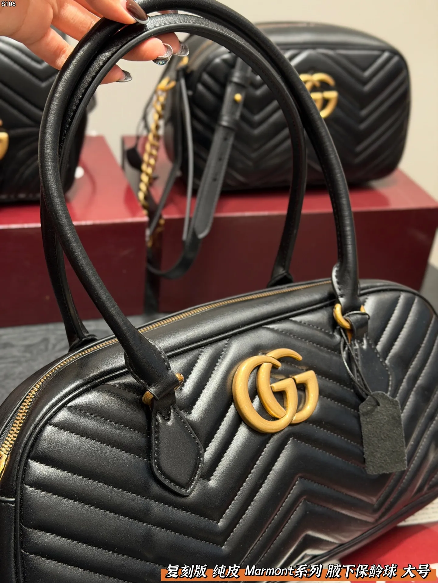 P150 礼盒包装🎁 复刻版 纯皮！ Gucci GG Marmont保龄球包腋下马蒙包，黑色波浪纹绗缝皮革+金色双G标志，简约又超有辨识度。 手提or腋下背都OK，通勤，出街都很百搭!皮革柔软耐用，容量刚好，日常用品轻松装下。 尺寸 大号35*16cm