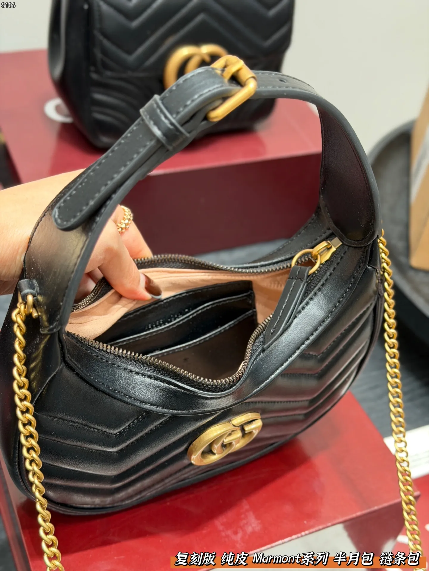 P160 全套礼盒包装 复刻版 牛皮版本！ Gucci Marmont 黑金半月包腋下包新月形设计！woc 链条包 配以双G金属配件。 可滑动链条肩带有多种背法， 可在肩背和手提之间自由转换。 采用波浪纹绗缝皮革， 尺寸 21.5*11cm