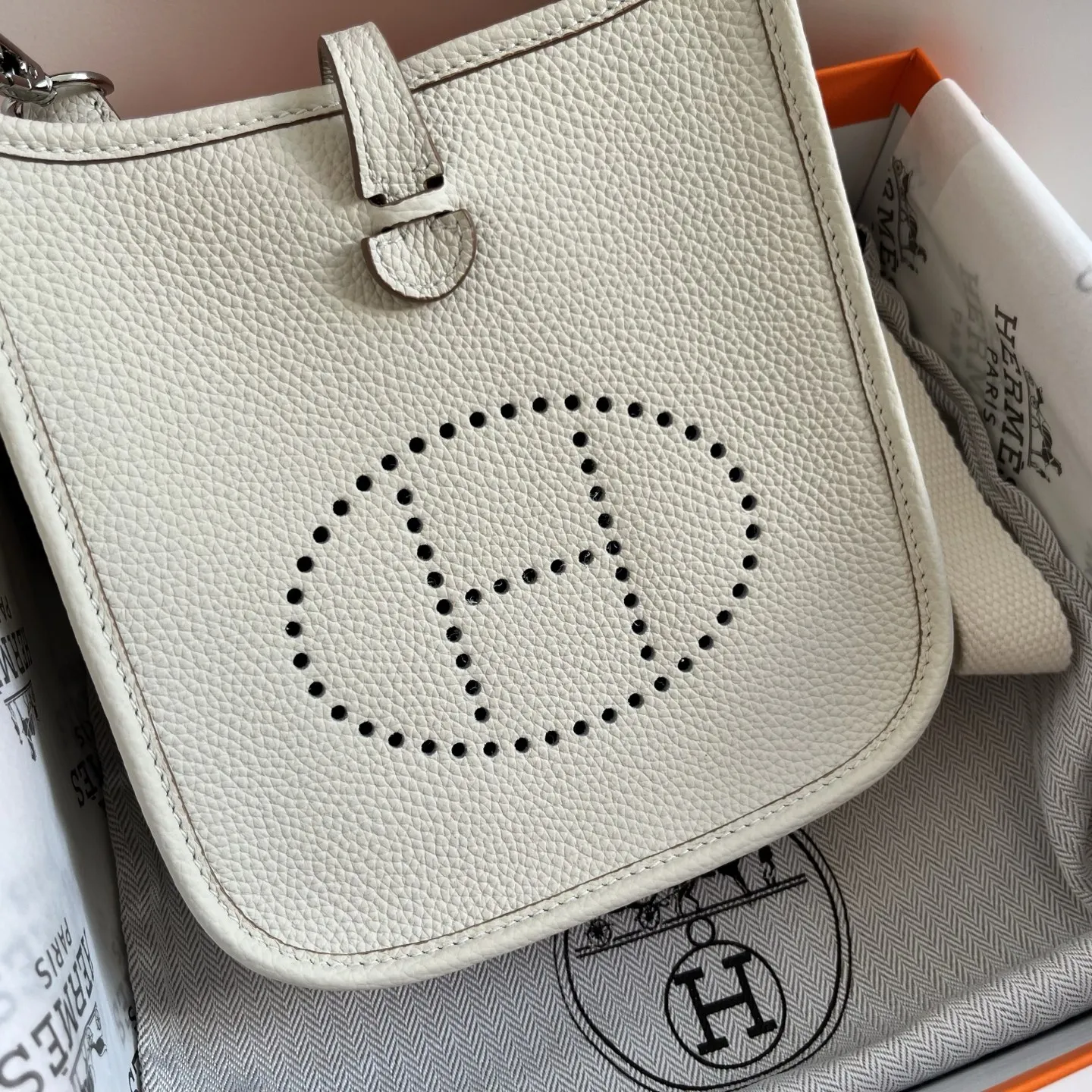 定制版16厘米💰190包邮‼️配盒 一年四季都能背的包包，推荐mini伊芙琳 伊芙琳真的很基础很百搭 特别是经典色怎么背都不会出错，每当我不知道背什么包的时候，mini伊芙琳永远是我的首选！ 尺寸：16&times;16.5&times;8cm