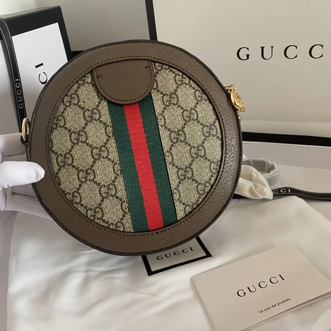 实拍#💰160 型号:550618咖 尺寸:18*18*4.5 GG Ophidia 系列圆饼好可爱 圆圆造型➕红绿织带!小巧玲珑 可以装的下plus的包包💕 此款肩带为链条配皮