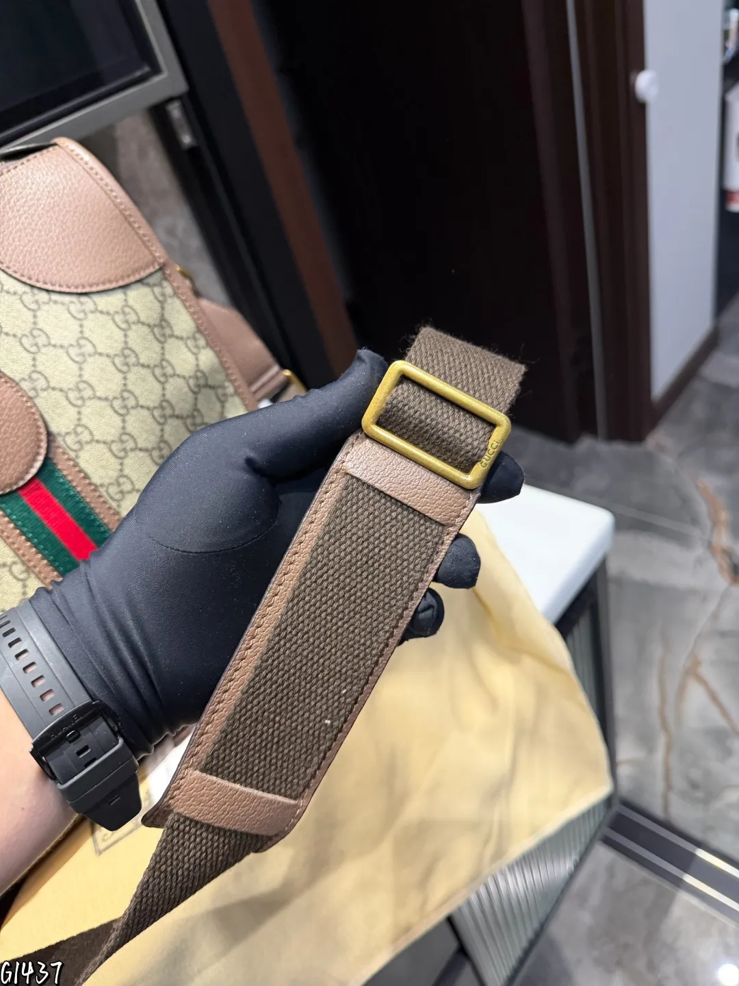 ❤️p165❤️ 这款旅行包采用更大尺寸焕新诠释,为《Exquisite Gucci》系列旅行精选增添别样魅力。条纹织带和双G配件装饰以品牌典藏元素突显整体廓形