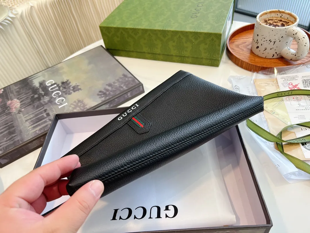 ❤️p115（礼盒包装）❤️牛皮 gucci 男士经典手包 细节实拍这个应该是古驰男士手拿包里面卖的最好的产品之一了第一是因为外表颜值~整体经典第二是因为大小宽度，非常能装东西 车钥匙、家里钥匙，大串大串地都没问题~日常办公材料啊甚至鼠标也是可以的! 性价比特别高~非常推荐!尺寸28.18