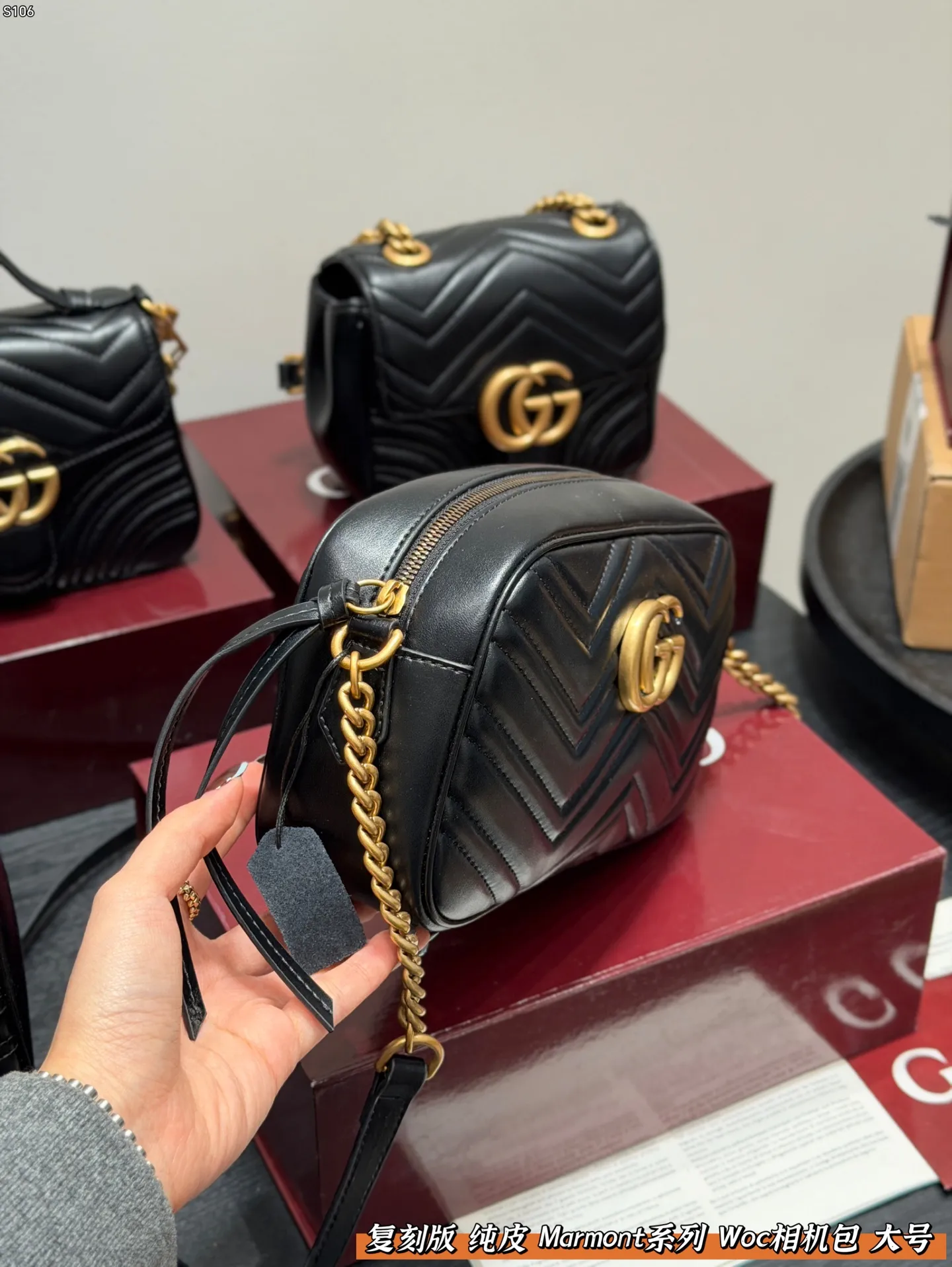 P140 礼盒包装 复刻版 牛皮版本! Gucci 马蒙Marmont 相机包链条包 配以双G金属配件。 可滑动链条肩带有多种背法, 可在肩背和手提之间自由转换。 采用波浪纹绗缝皮革, 尺寸 大号24cm