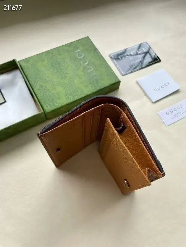 💰105包邮‼️ 原版品质 对花整齐🔥🔥##款号:602534# 米奇为这款GG钱包增添灵动之气,浅棕色皮革滚动细节接一步营造复古风,富有传奇迪斯尼金典形象已彩色绣花、刺绣贴饰或提花图案💐💐尺寸: 11*8.5*2.5