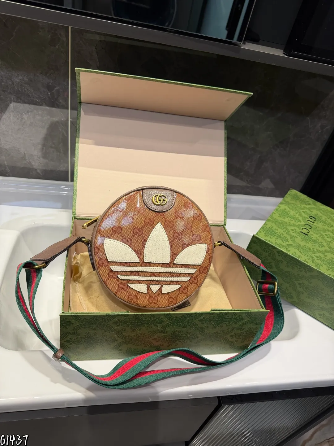 ❤️p130(礼盒包装)❤️ gucc!酷奇 今年圆形包比较多,考虑到容量的话老花家圆饼包是个不错的选择哦,可以说内外兼修啦圆饼包颜值高实用性真的不赖的尺寸20.6.20