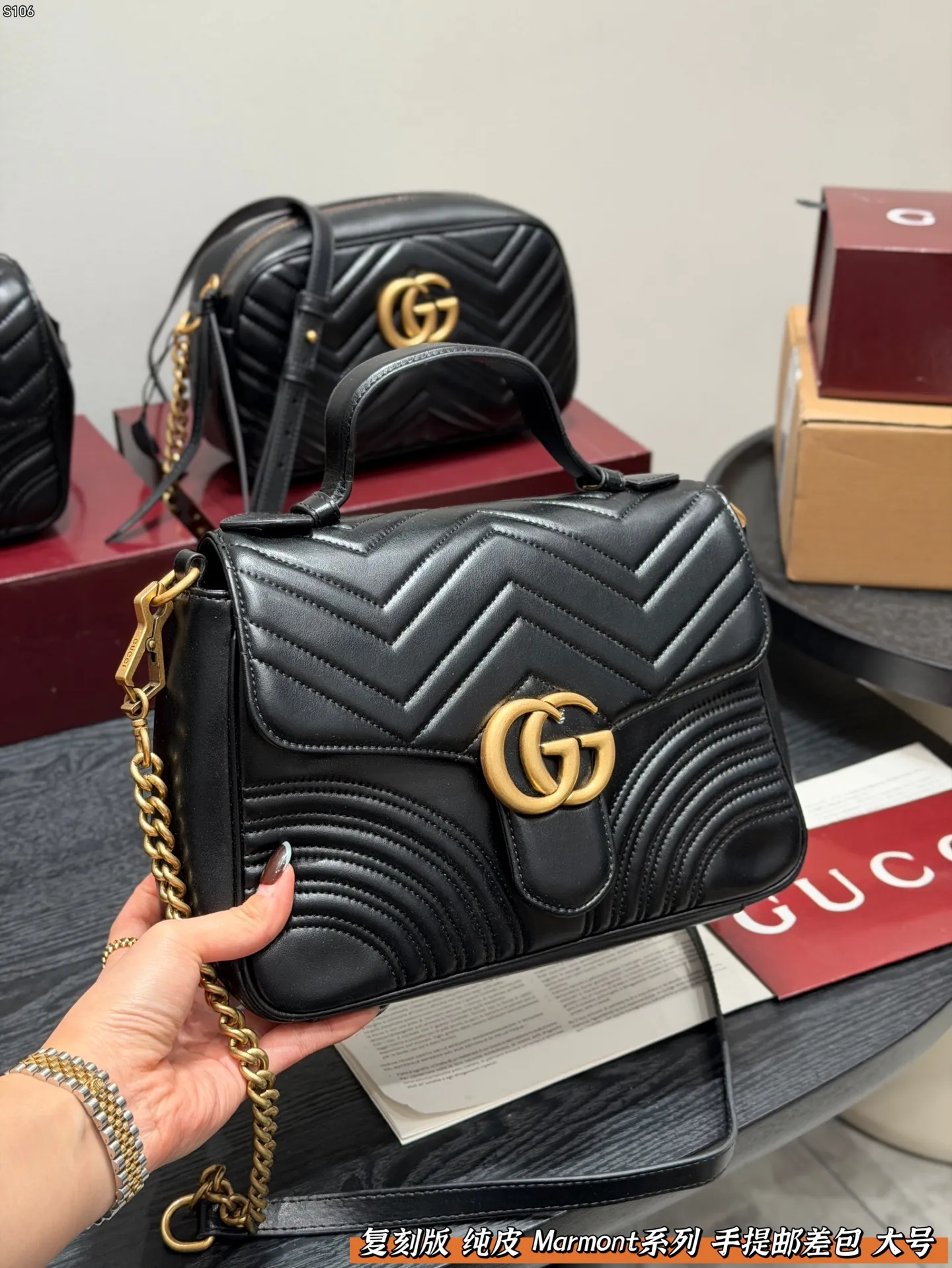 P160 礼盒包装 复刻版 纯皮！ Gucci GG Marmont 手提邮差包 链条包包！黑色波浪纹绗缝皮革+金色双G标志，简约又超有辨识度。 手提or腋下背都OK，通勤，出街都很百搭!皮革柔软耐用，容量刚好，日常用品轻松装下。 尺寸 大号27*19cm