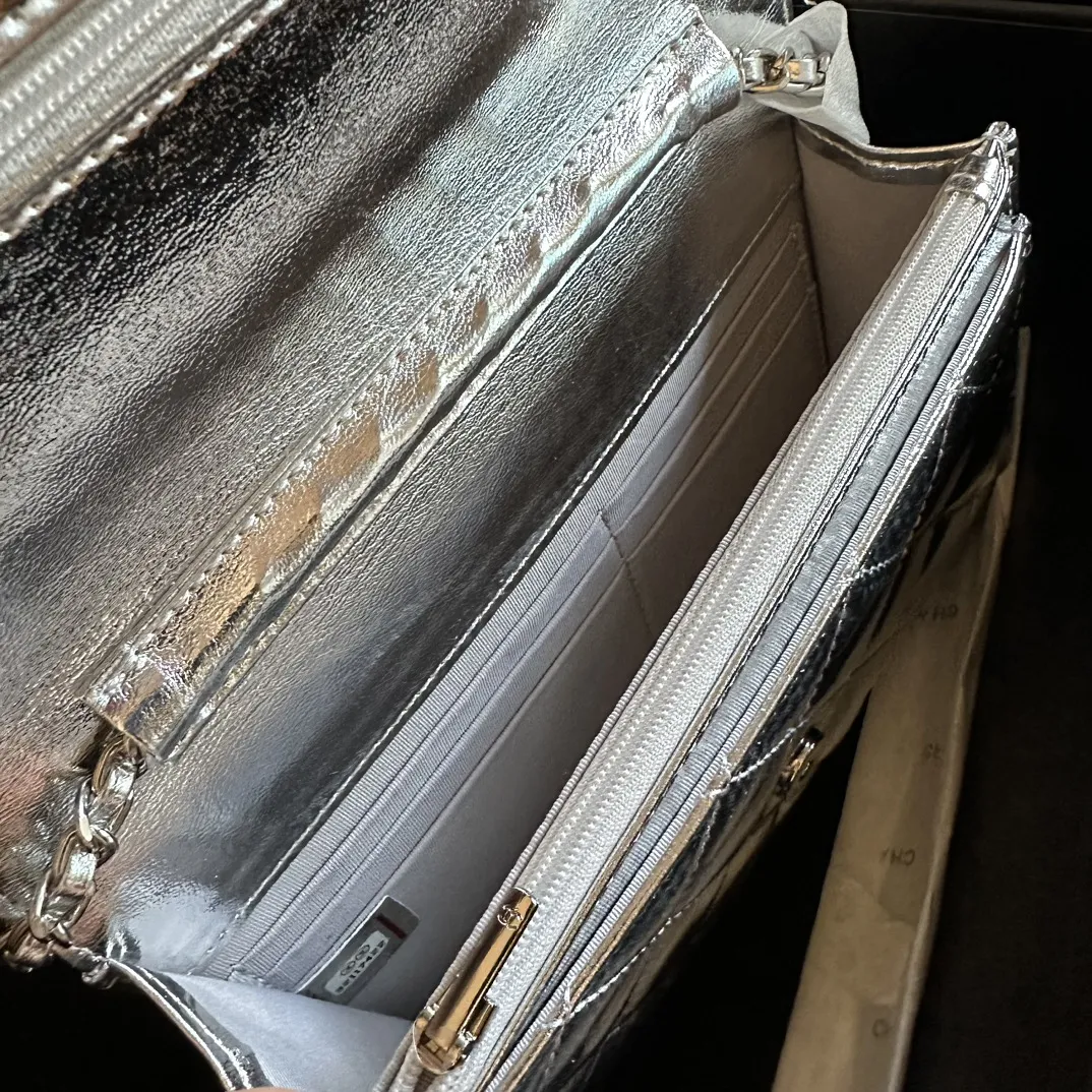 p130 折叠礼盒包装装 CHANEL 香奈儿发财包 入门级小挎包 香奈儿woc新款发财包 可斜挎单肩 链条可收入包内作为手包使用💪 上身后超显大气, 别看小小的 这个很能装哦 小巧实用 人手必备 上身效果超好 尺寸: 19.12