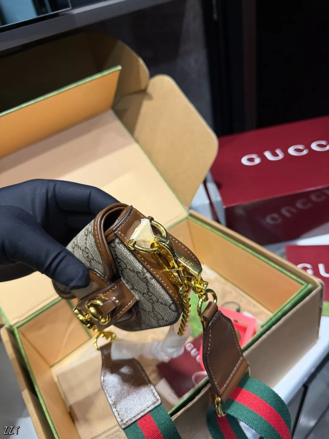 ❤️p125(礼盒包装)❤️ 女明星推荐Gucci horsebit1955超mini马 鞍包这个包有两条肩带,一条链条带.一条经典红绿织带!专柜常青藤稳稳的马衔扣、出一个火一个超mini马鞍包更为无敌友好的Size~最牛B的超贴心设计两条肩带任意搭配!实在太屌了!不后悔系列闭眼剁手买~12*4*9cm