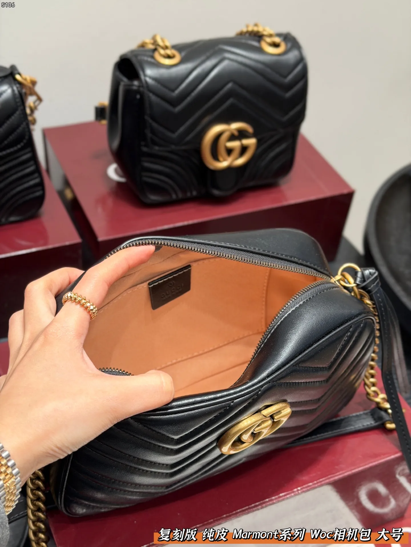 P140 礼盒包装 复刻版 牛皮版本！ Gucci 马蒙Marmont 相机包链条包 配以双G金属配件。 可滑动链条肩带有多种背法， 可在肩背和手提之间自由转换。 采用波浪纹绗缝皮革， 尺寸 大号24cm