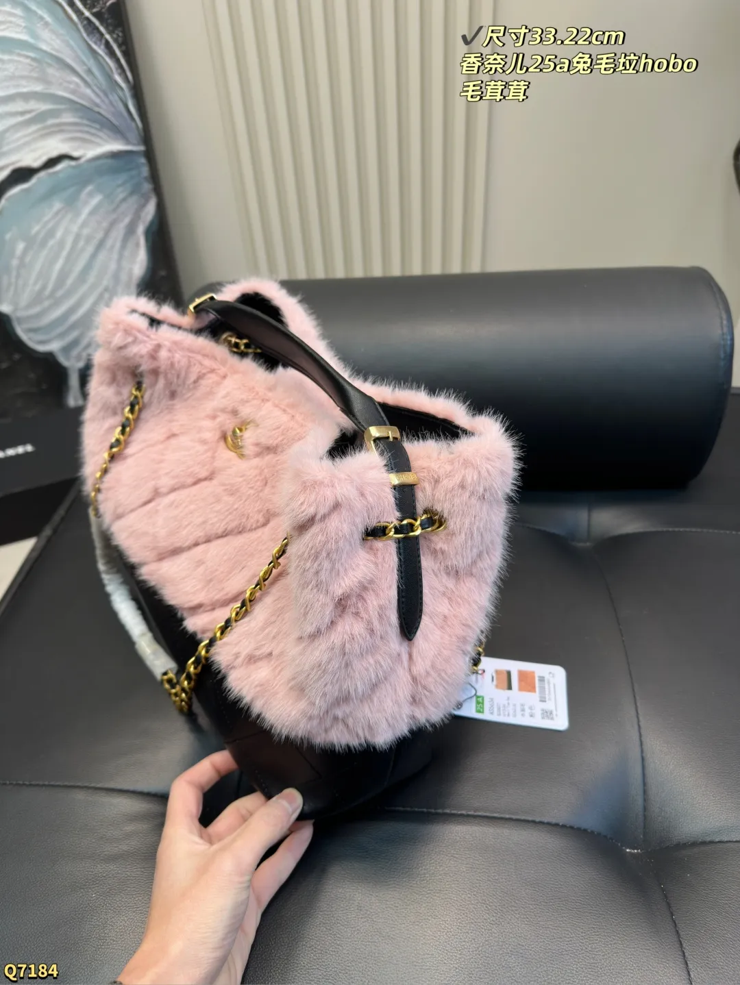 💰200 尺寸33.22cm 香奈儿25a兔毛hobo托特 25A高级手工坊上新 有点东西 早早被预告吸引的一只包包👜 收到实物真的太惊艳了 单肩手提怎么背都好看 而且巨轻! 这个尺寸150+以上身高都可以背! 秋冬搭大衣 巨时髦 太适合凹造型了