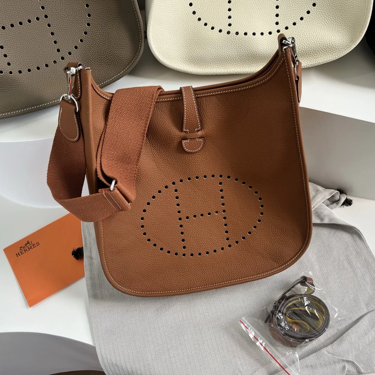 定制版29厘米💰258包邮‼️礼盒➕20 伊芙琳29cm慵懒的刚刚好! 都说这个包冷门,但实物真的越耐看 ,这款更休闲更飒,百搭随性,简约大气的慵懒感一下子拿捏住了!实用主义者必备大包!容量太nice啦👍 贴心的宽肩带可以减轻重量,放松肩膀~ 多种背法,男女都可驾驭! 更加适合高个子宝宝哦~随意一挎就能出门 尺寸:29×30×8cm