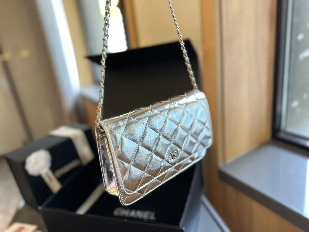 p130 折叠礼盒包装装 CHANEL 香奈儿发财包 入门级小挎包 香奈儿woc新款发财包 可斜挎单肩 链条可收入包内作为手包使用💪 上身后超显大气, 别看小小的 这个很能装哦 小巧实用 人手必备 上身效果超好 尺寸: 19.12