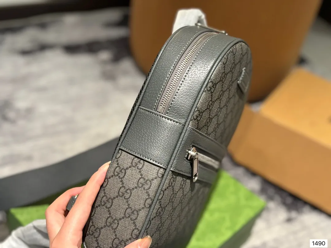 p165 礼盒包装 男包分享gucci gucci 比起非常火。这一款古奇男士单肩包可以说非常低调了國 老花的，这款呢低调稳重，日常休闲也搭得来也可斜 尺寸20.28