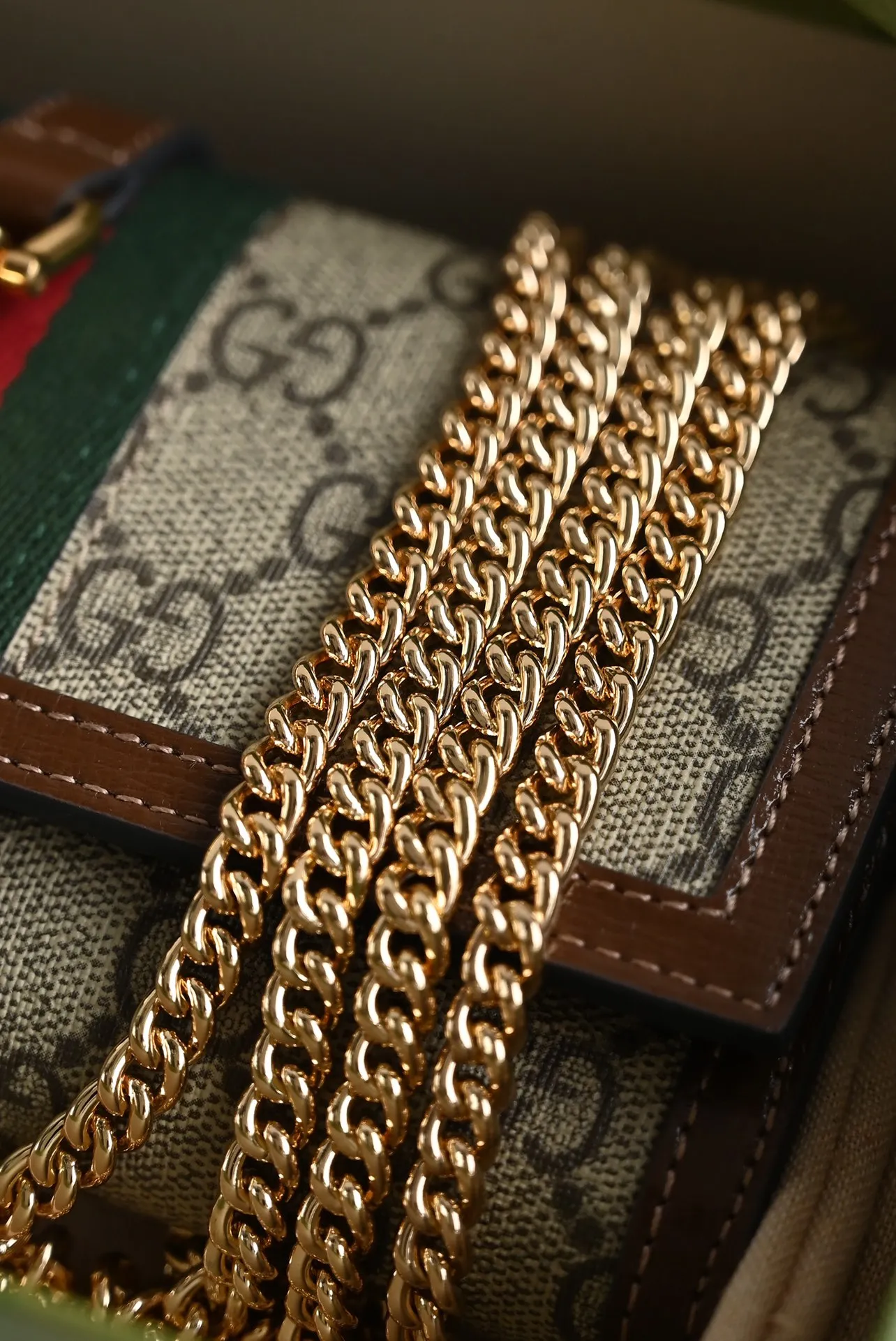 💰328包邮‼️ 😊 GG Jackie1961系列链条包 喜欢小链条包首选是 它可以当钱包,也可以当包包 能放12张卡➕完整的大钞,还可以放手机 钱包款加上链条,一个包钱得两个,划算! 五金扣和链条,包括它的拉链头和D字扣 全部都是用全钢五金⚠️ 原厂皮➕原厂对色牛仔料 别看它小小一个,伺候着它的都是高级货❗️ Size:19×10×3.5cm #652681m