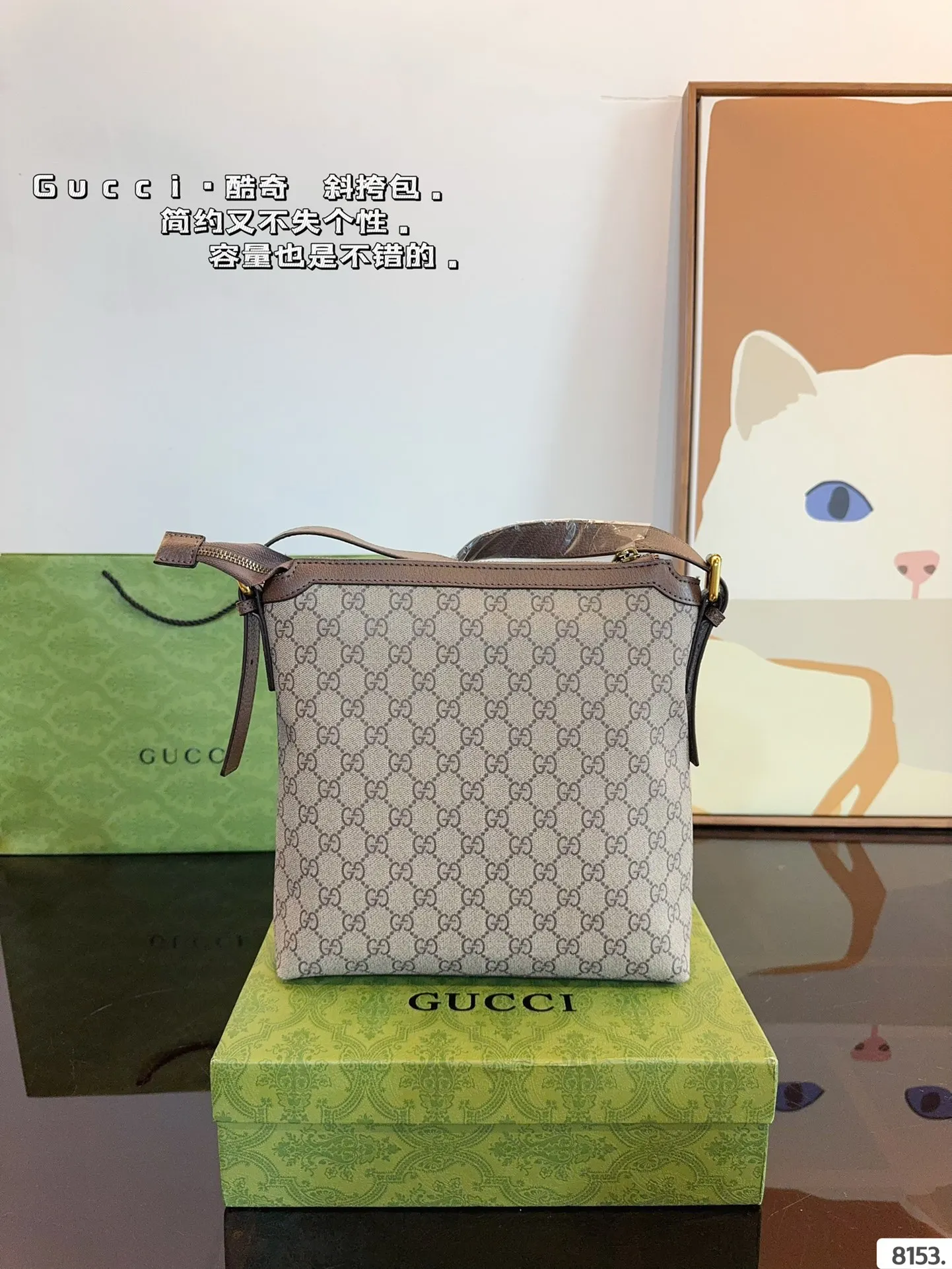 P160 GUCCI酷奇ophidia斜挎包. GG男包来咯~ 随着时间成长,压花也是经久耐看且永不过时的元素 这款包包造型小巧,依旧是复古的调性,方方正正的包型很好搭配衣服,可斜挎可作为手拿包,日常休闲和商务场合都可以驾驭,撞包率也很低,包身整体也很轻便,简约低调有质感尺寸:25*5*27cm