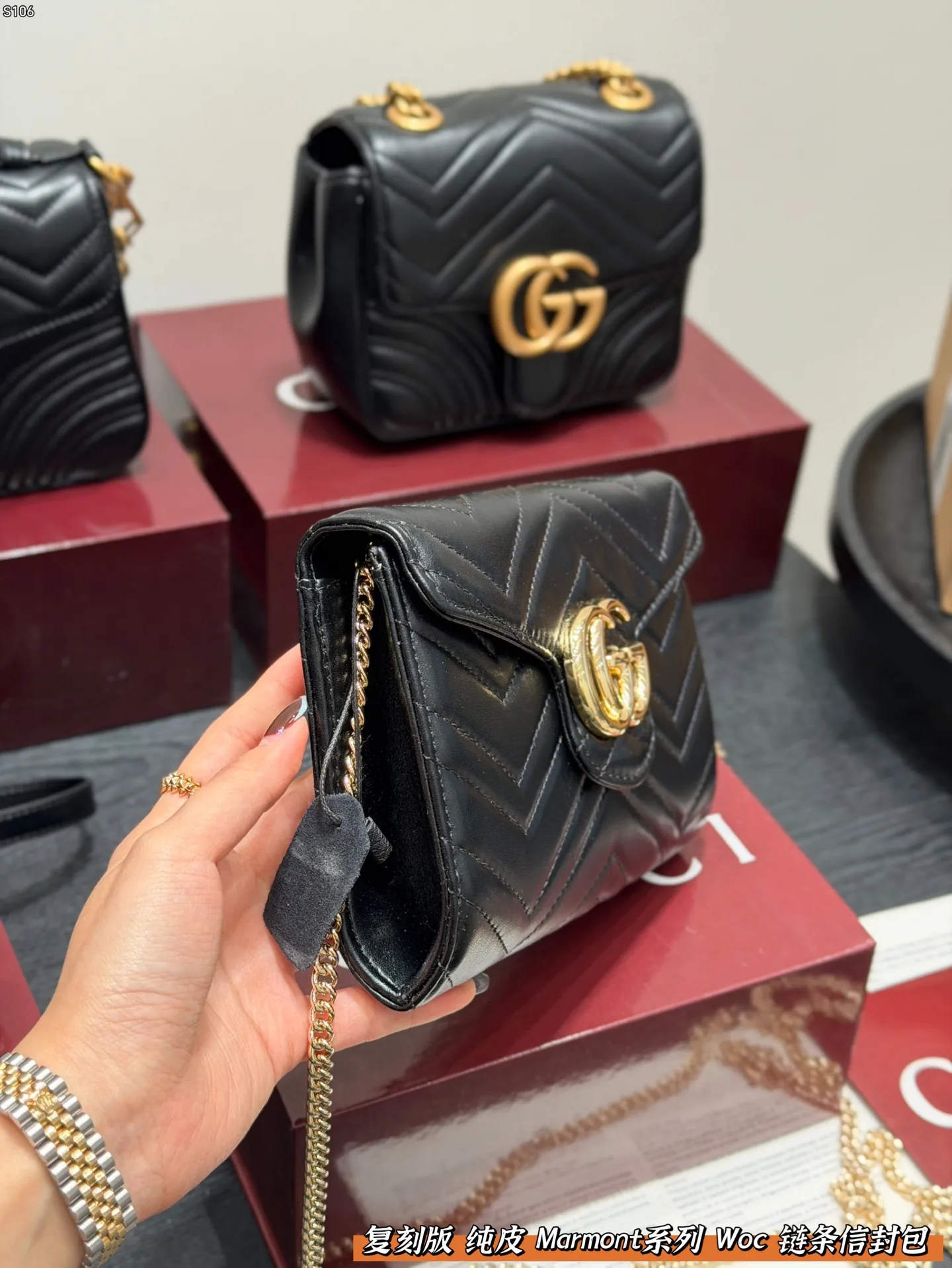 p150 全套礼盒🎁 复刻版 牛皮！ GUCCI 信封包Marmont woc链条包 没想到这么耐看!这款容量在小包界可谓是非常实用的了一共有3个隔断、6个夹层、16个卡槽出门不用带卡包、钱包 直接一个包包搞定所有东西 典型的做旧处理真的超级耐看百搭 自古红金最撩人，集美貌与实用一身 尺寸 20cm