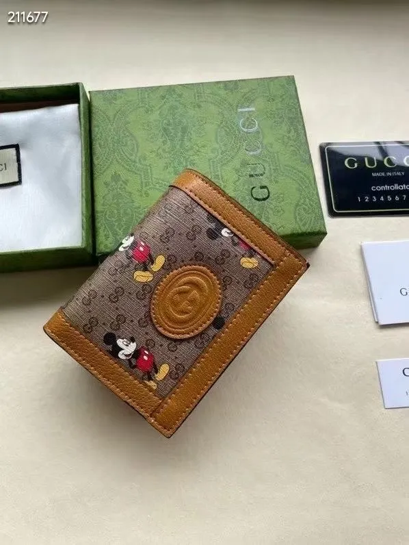 💰105包邮‼️ 原版品质 对花整齐🔥🔥##款号：602534# 米奇为这款GG钱包增添灵动之气，浅棕色皮革滚动细节接一步营造复古风，富有传奇迪斯尼金典形象已彩色绣花、刺绣贴饰或提花图案💐💐尺寸: 11*8.5*2.5