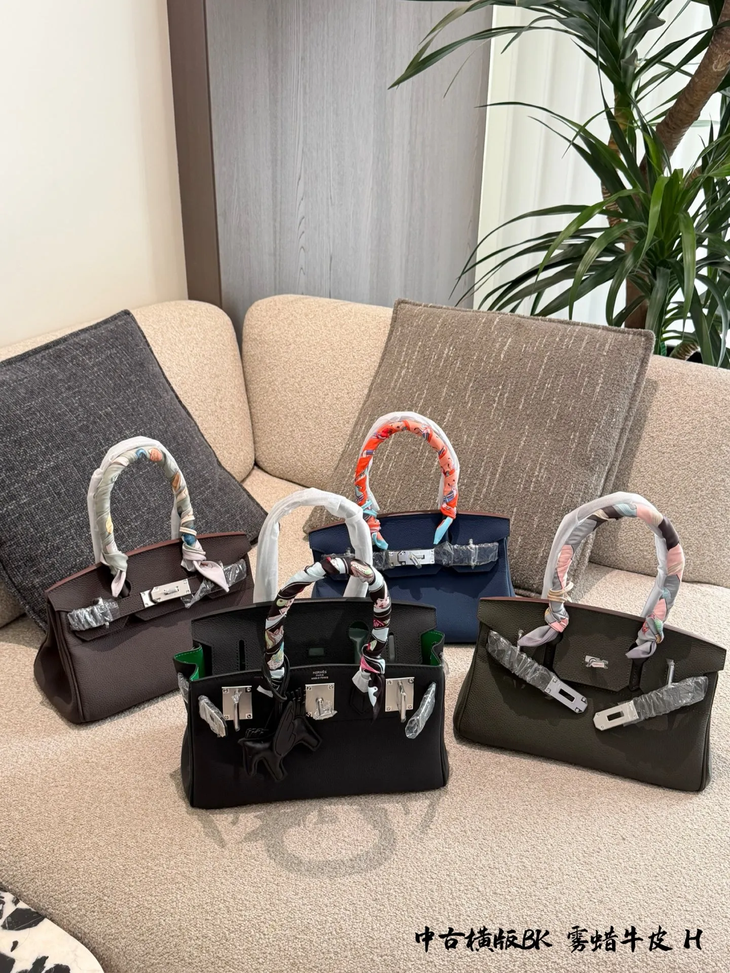 p335 爱马仕Birkin 30手袋横版 🖤这款Birkin 30手袋,采用雾蜡牛皮小牛皮+银色金属扣,简约大气超有质感✨。30cm容量刚好,通勤日常都能装。手柄缠丝巾,时髦又护手,细节满分!Birkin系列以精湛工艺和稀缺性著称,黑银配色低调高级,百搭不挑衣服,是爱马仕经典款,收藏和实用兼备💼。配盒子