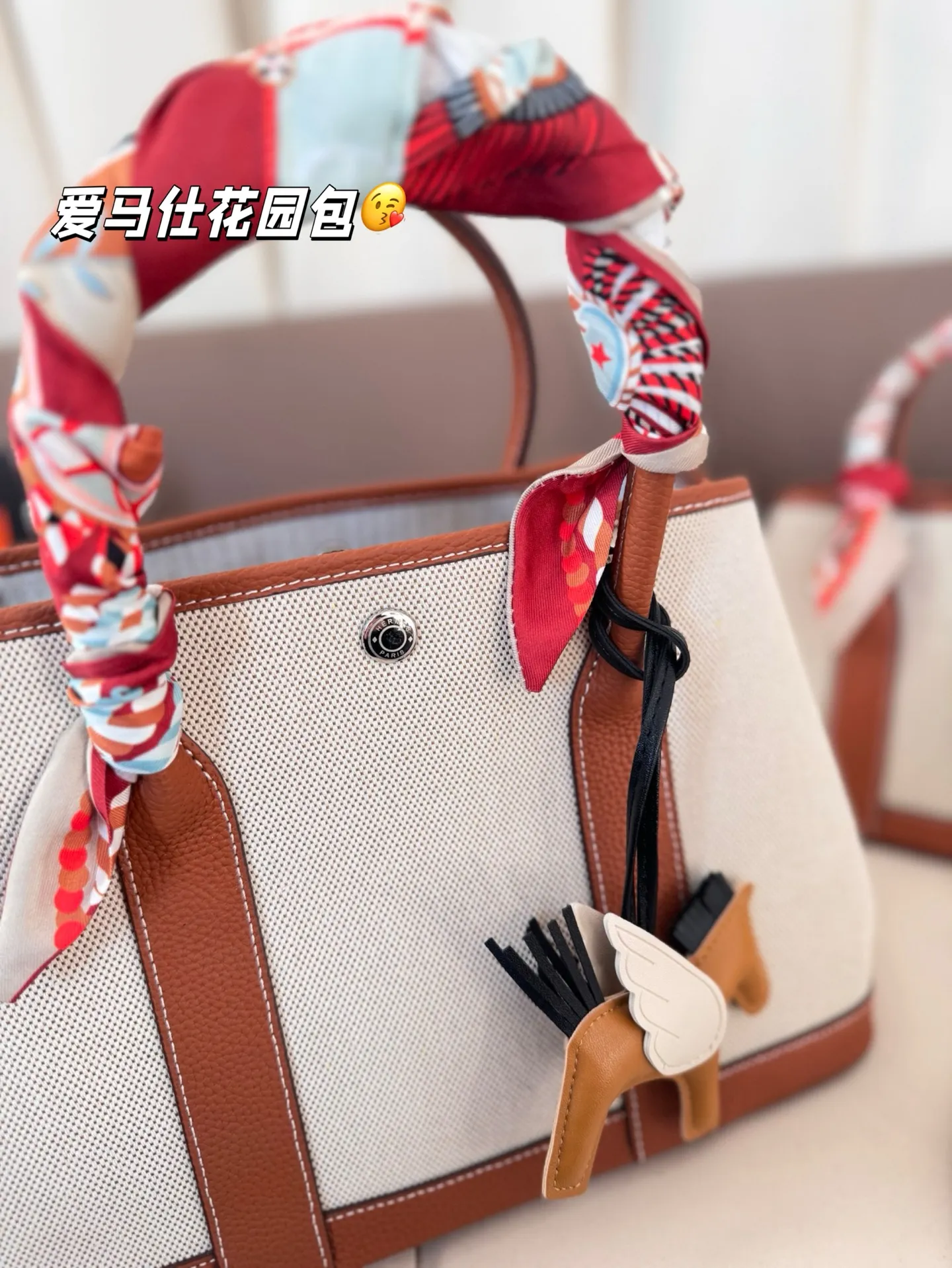 大号P220 小号P200(配内胆) 爱马仕花园包 布配牛皮 通勤比较低调又百搭 包身没有任何logo没有那么招摇! 尺寸30*20/25*16 折叠盒