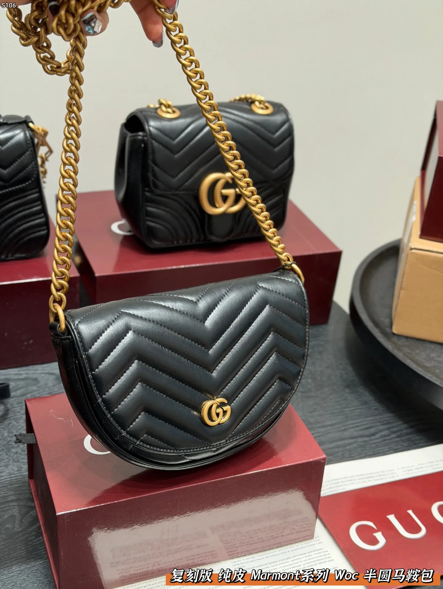 P145 全套礼盒包装🎁 复刻版 牛皮！ 解锁隐藏款✅Gucci马蒙Marmont半圆马鞍包链条包 但他可以称得上平替马蒙22的一款 半圆马鞍包🐴造型在原有的四四方方的马蒙基础上进行了改变 上身后更可爱更精致了 并且容纳空间也非常完美 尺寸 20cm