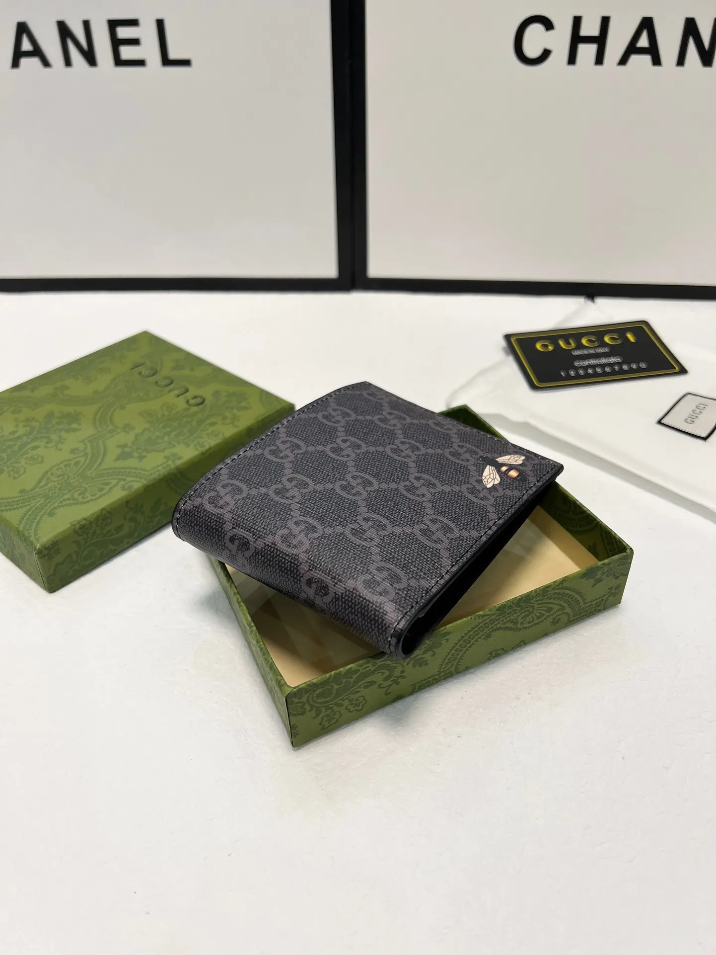 P70🎀颜色 黑 咖🎀尺寸 11x10🎀型号 451268🎀GUCCI最新爆款印花短夹钱包🐝小蜜蜂出货，官网同步🔥火爆登场🔥精致手工制作