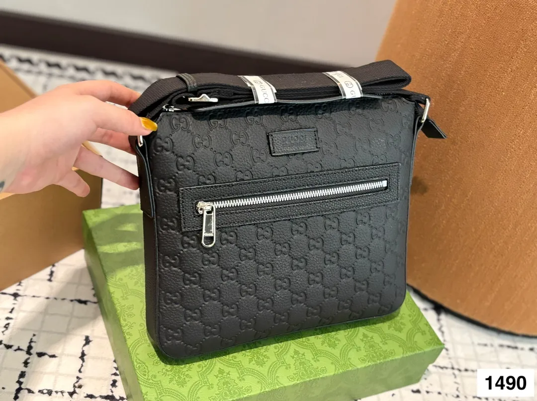 P165 配盒子 纯皮新款男士，很酷的LV男包来喽看起来十分时尚且年轻。斜挎也不显大当收纳空间真心不错，拿取东西时十分方便当肩带可以自由调节长度，任何身高都没问题 尺寸：23.16