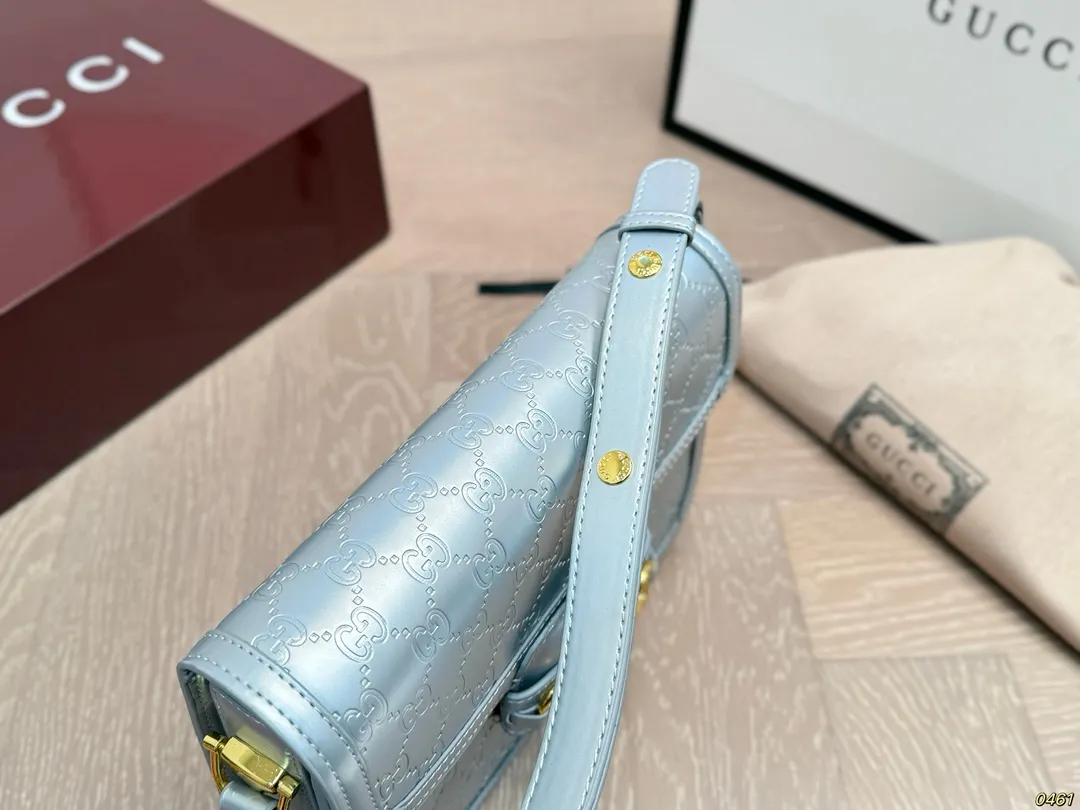 ¥165折叠盒 Gucci 酷奇1955 “她们总是那么复古”马鞍包 姐妹同行时,常听人这么说道, 从小耳濡目染,也深陷复古的魅力。 复古在时尚史上向来是重要的一笔 经过时间的检验,愈发迷人, 吸引无数女孩,延续复古风情。 尺寸 25 18