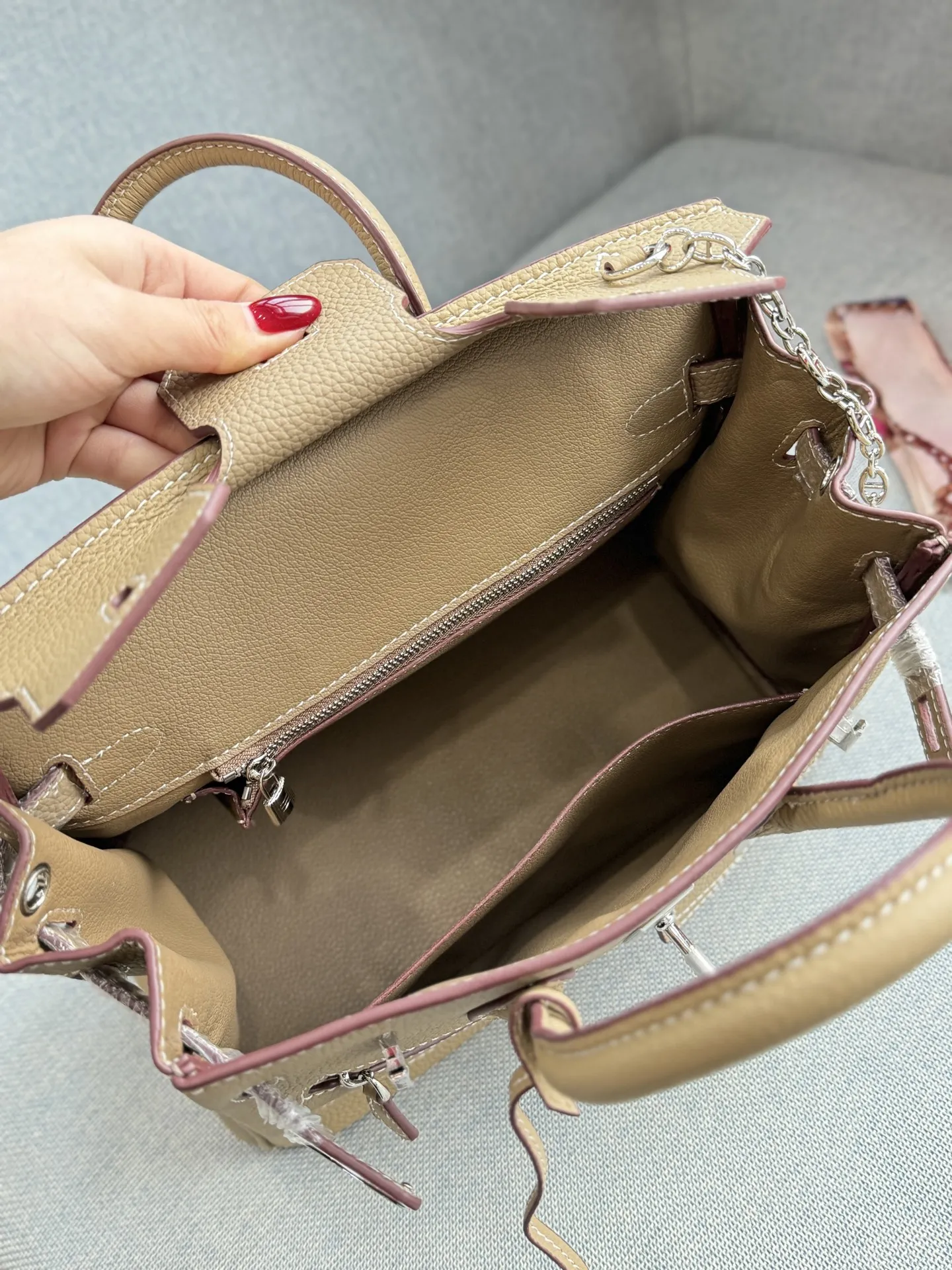 头层牛皮大💰285 头层牛皮小💰265 size:30×21.5/25×19 HERMES爱马仕 Birkin 机车摇滚风 铂金包手提包 荔枝纹 复古灵魂!口袋拉链牛皮铂金包超迷人 被我挖到宝了!这款中古款口袋拉链头层牛皮铂金包,满满的岁月韵味。 头层牛皮柔软又耐磨,纹理尽显质感。独特口袋拉链设计,方便实用还增添设计感。 背上它,瞬间变身复古女郎,日常通勤、约会出街,轻松成为焦点,简直是提升气质的神器。