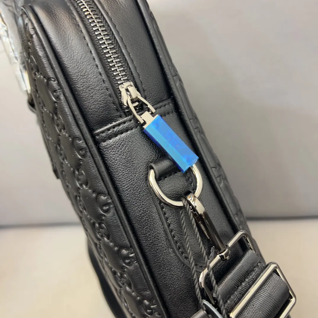 P170 Gucci 古奇 新款牛皮男包公文包 手提包 电脑包 采用精湛镶嵌细工 经典百搭 实物拍摄 原厂原版面料 配送防尘袋 29 x 38 cm。