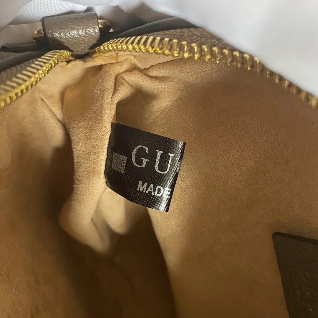 实拍#💰160 型号:550618咖 尺寸:18*18*4.5 GG Ophidia 系列圆饼好可爱 圆圆造型➕红绿织带!小巧玲珑 可以装的下plus的包包💕 此款肩带为链条配皮