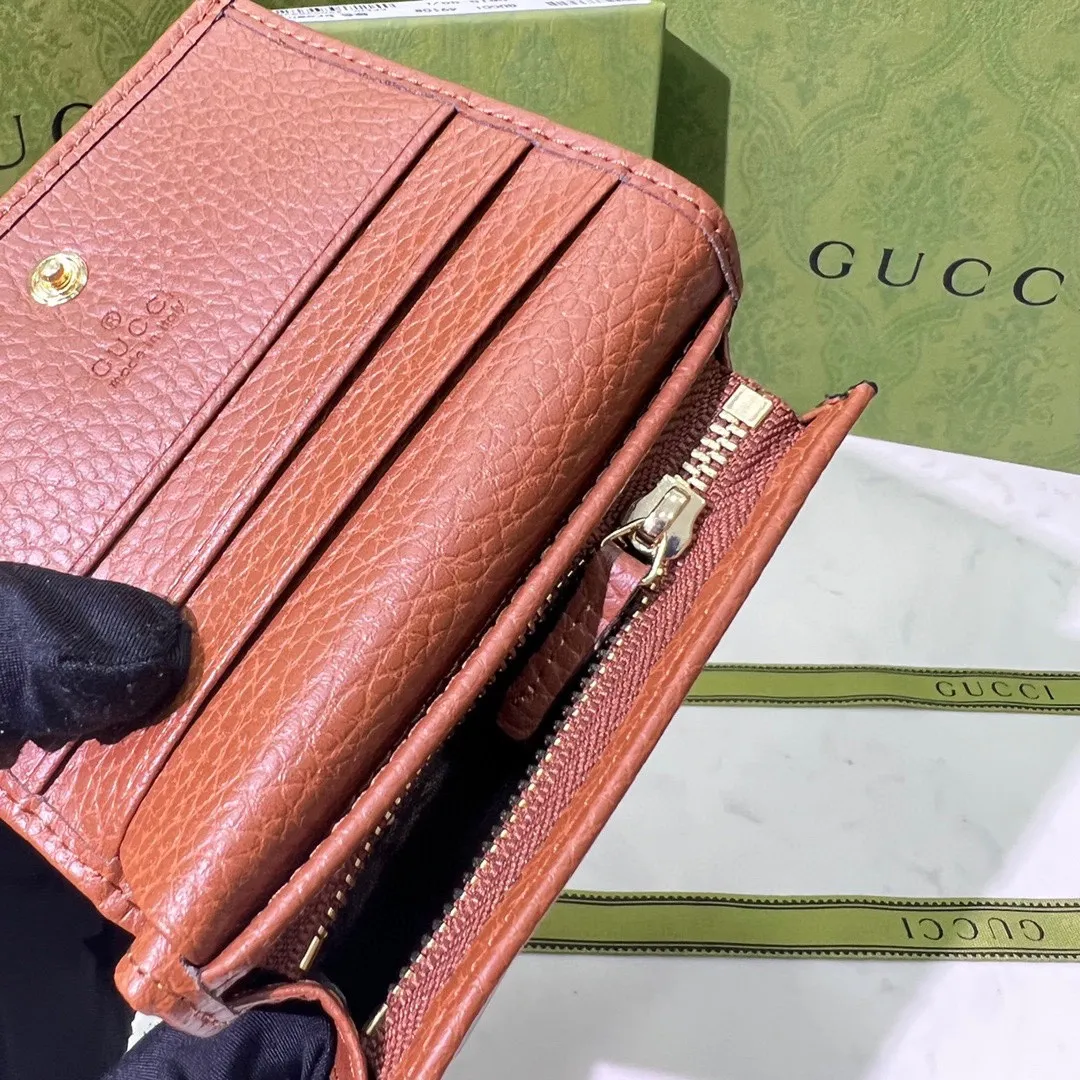 P95🎀品牌：GUCCl 4910🎀颜色： 棕色 🎀尺寸： 11.5*8.5*3🎀全新推出这款由GG Supreme高级人造帆布和棕色皮革材质制成的Gucci 1955马衔扣卡包。该系列采用与手袋一脉相承的双环和长条形设计，这一细节灵感借鉴自品牌的马术本源，是Gucci经典传承之一，也是品牌最具代表性的符号元素之一