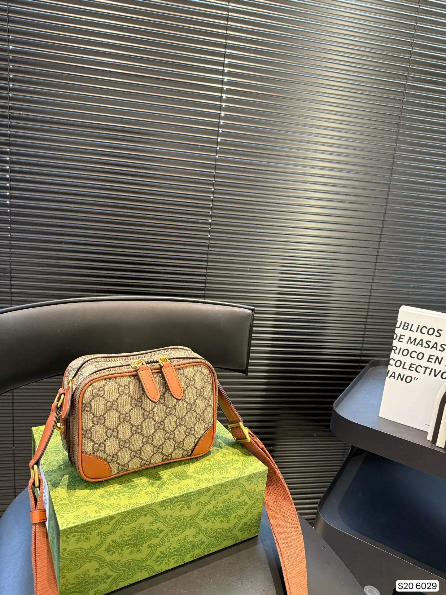 P150 Lv男士邮差 男包分享0LouisVuitton单肩包 路易威登LouisVuitton比起非常火邮差包这一款lv男士单肩包可以说非常低调了,这款呢低调稳重,日常休闲也搭得来也可斜挎尺寸18.5 13 货号6029