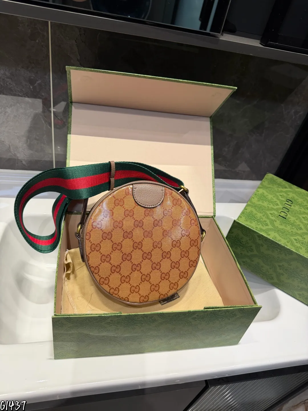 ❤️p130(礼盒包装)❤️ gucc!酷奇 今年圆形包比较多,考虑到容量的话老花家圆饼包是个不错的选择哦,可以说内外兼修啦圆饼包颜值高实用性真的不赖的尺寸20.6.20