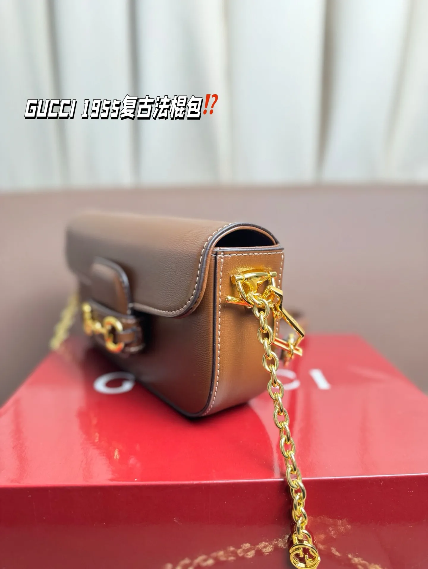P190 GUCCI 1955复古法棍包。 GUCCI 1955家族又新填一位新成员在原有的经典马鞍包设计上等比例缩小定型包工艺显得更加小巧精致 配了一根超美的双Glogo金色链条尽显复古摩登之美 尺寸23*13