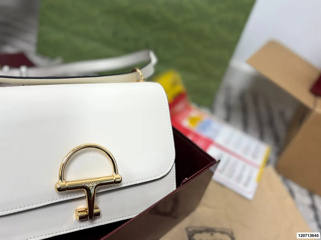 p185 礼盒包装 Gucci Siena系列背包延续了Gucci经典马衔扣这一标志性元素的演变。这款肩背包选用精细光面皮革匠心打造，挺括造型融蕴源自20世纪70年代的半马衔扣搭扣设计细节。搭配金色调配件，内部衬里设有三层接档与一个拉链口袋。 尺寸22.17