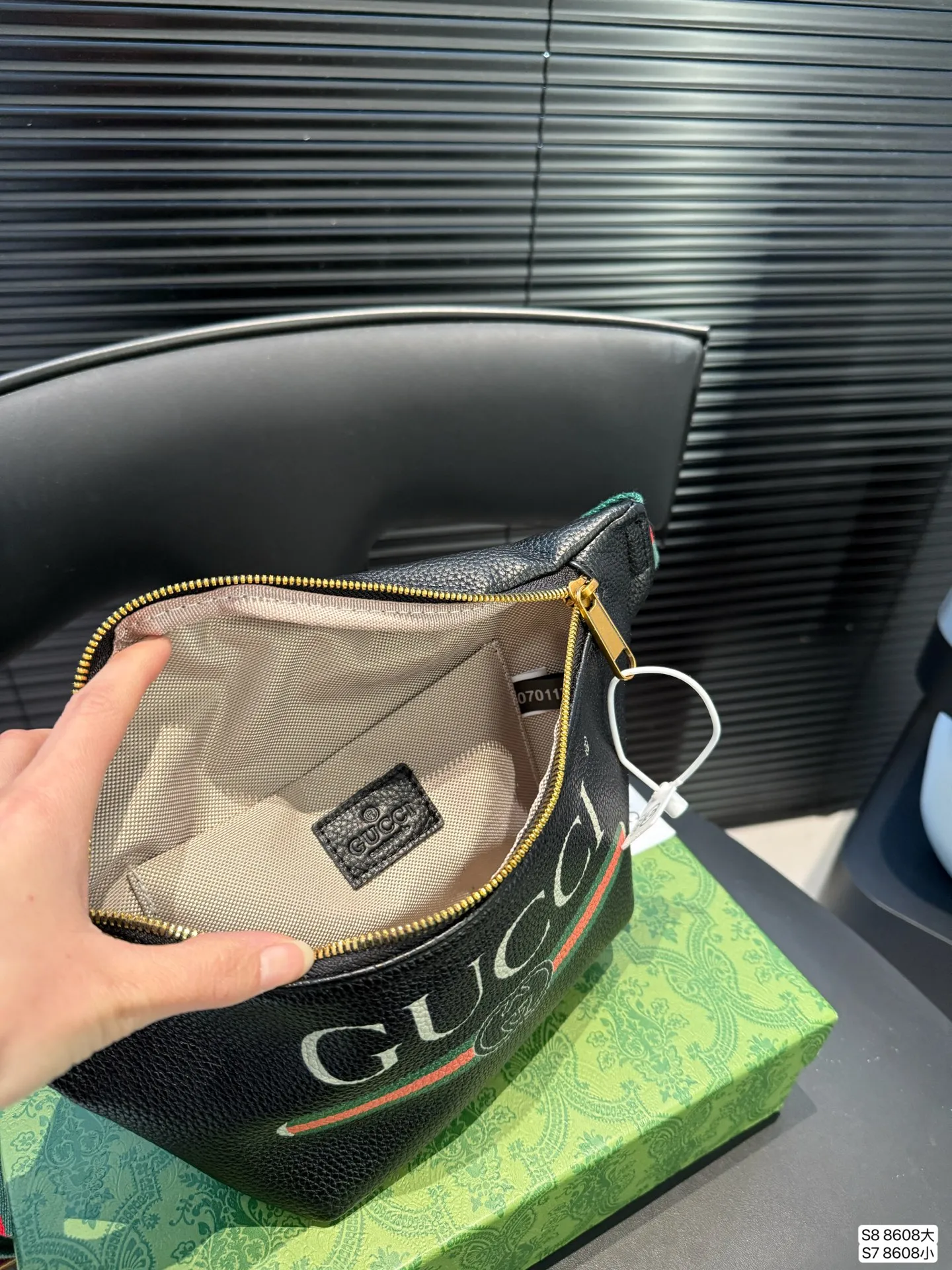 大号P90 小号P85 酷奇胸包 今年腰包胸包真的超级火 hot到不行的腰包|经典大牌明星同款 胸包重回时尚圈也不是一天两天的事情了,但没想到的是竟然越来越火 胸包不仅仅只是满足功能性的需求 更是为你的时髦度添砖加瓦 要说胸包最大的优点就是解放双手 把它挂在胸前百搭无压力 超多时髦的人都用它来凹造型了尺寸:大号38 23 小号31 17 货号8608