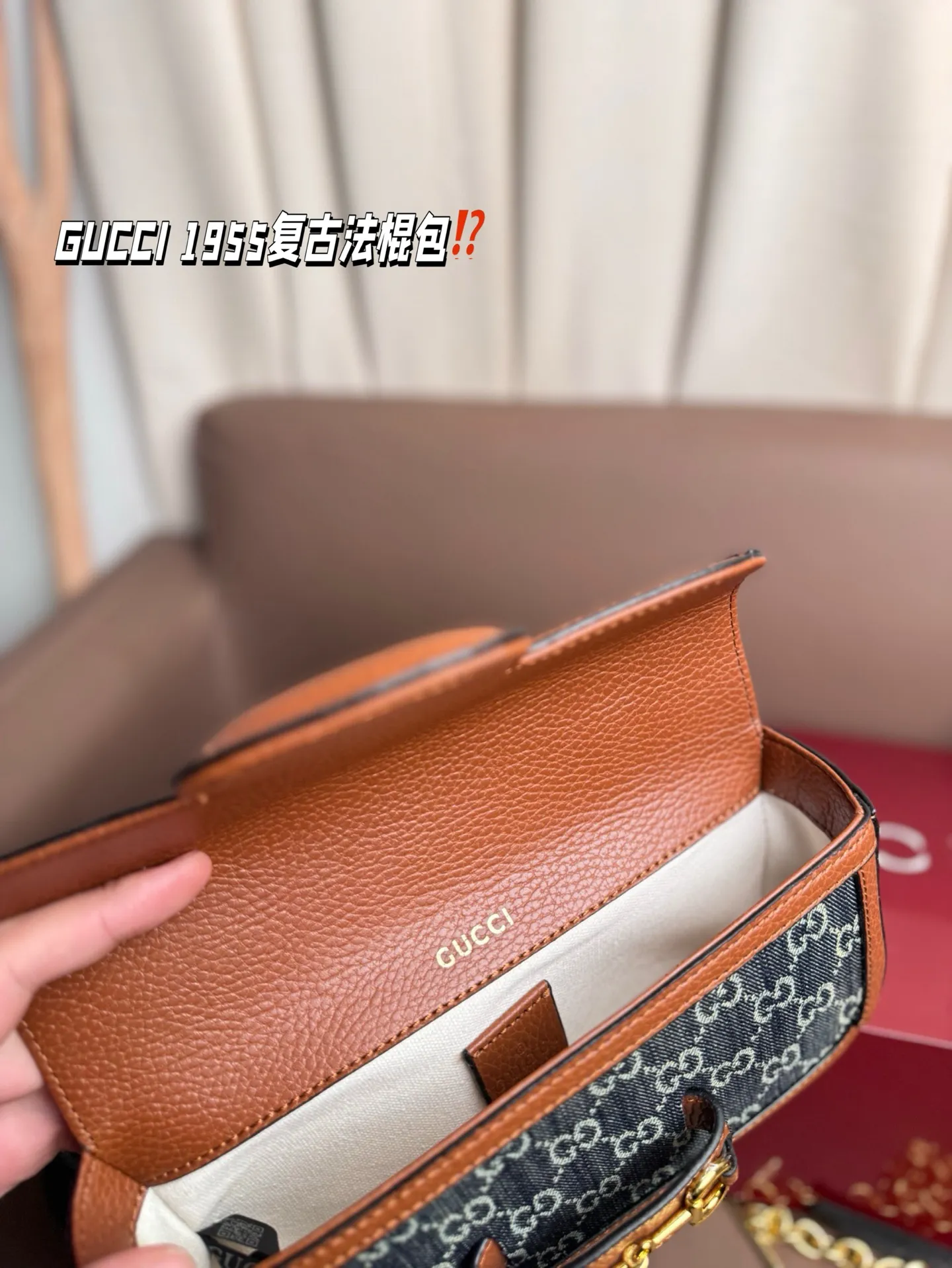 P190 GUCCI 1955复古法棍包。 GUCCI 1955家族又新填一位新成员在原有的经典马鞍包设计上等比例缩小定型包工艺显得更加小巧精致 配了一根超美的双Glogo金色链条尽显复古摩登之美 尺寸23*13